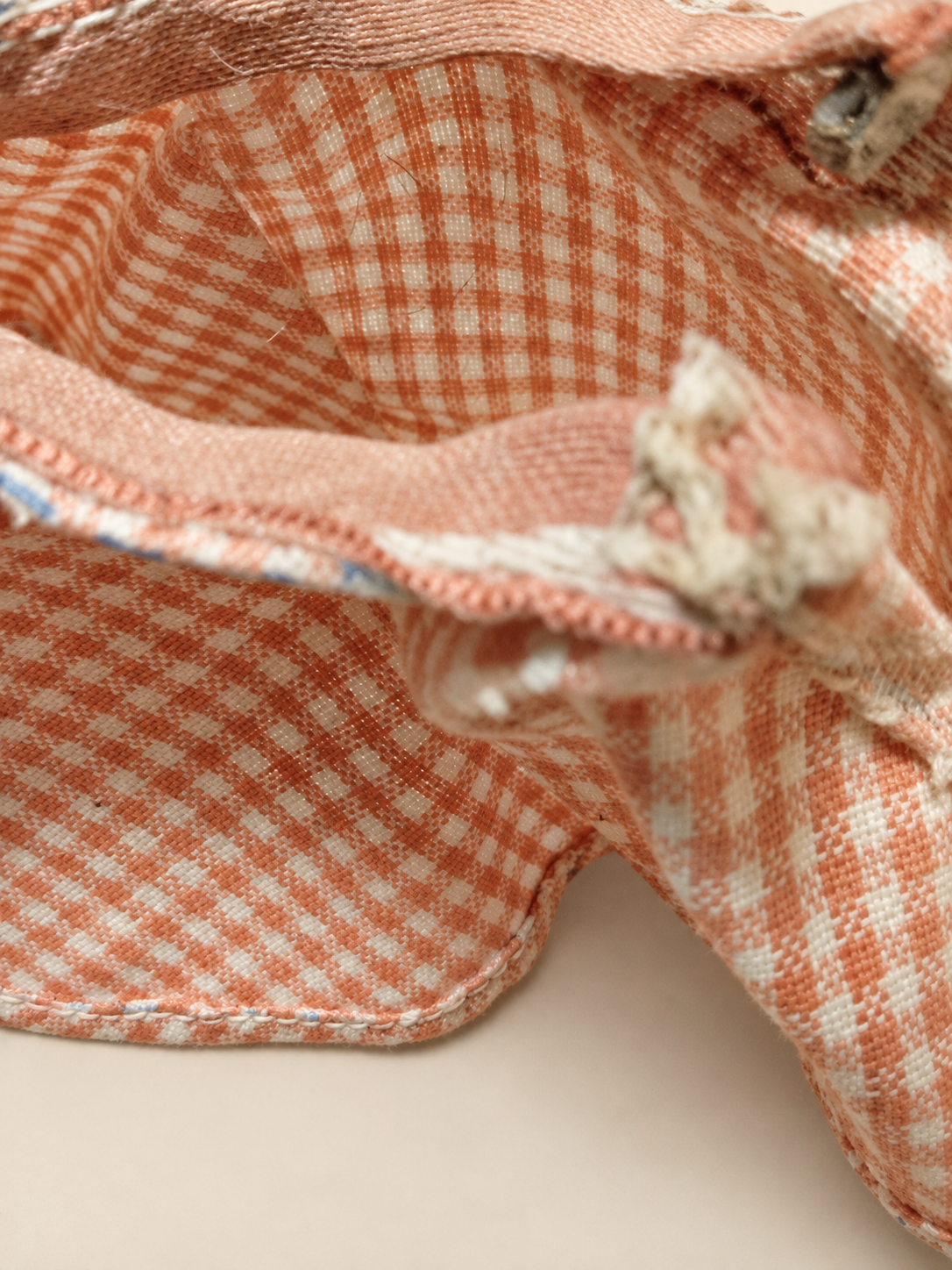 Lili d’Unica, son coffret et ses vêtements cousus main — collection de Françoise — Détail des coutures du vêtement à carreaux — vue 14.