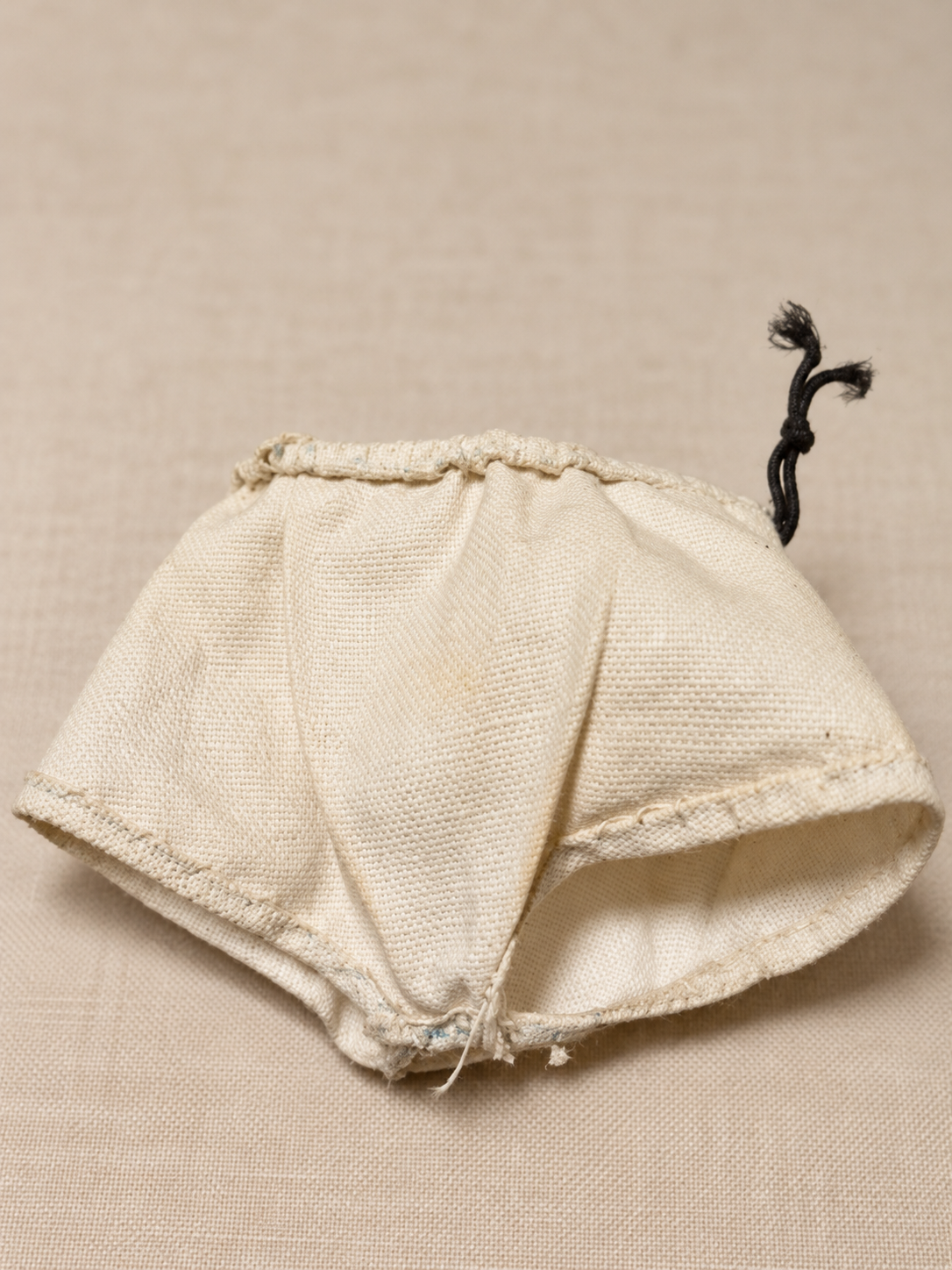 Lili d’Unica, son coffret et ses vêtements cousus main — collection de Françoise — Détail du sous-vêtement — vue 11.