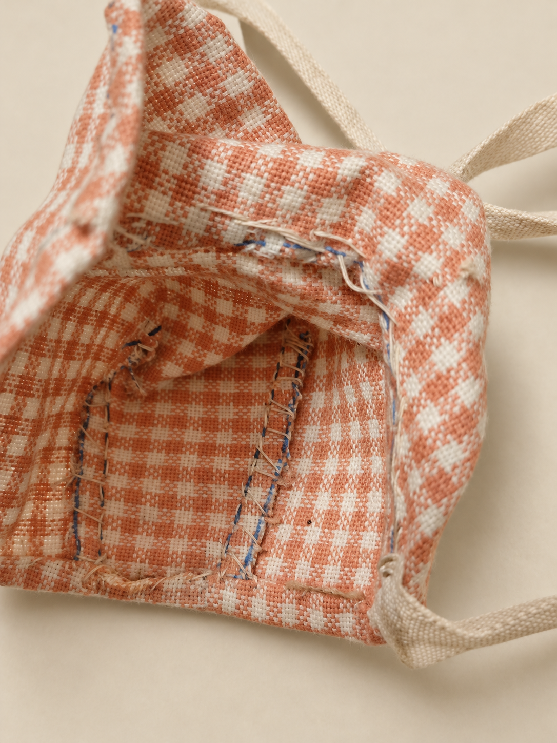 Lili d’Unica, son coffret et ses vêtements cousus main — collection de Françoise — Intérieur du chapeau — vue 15.