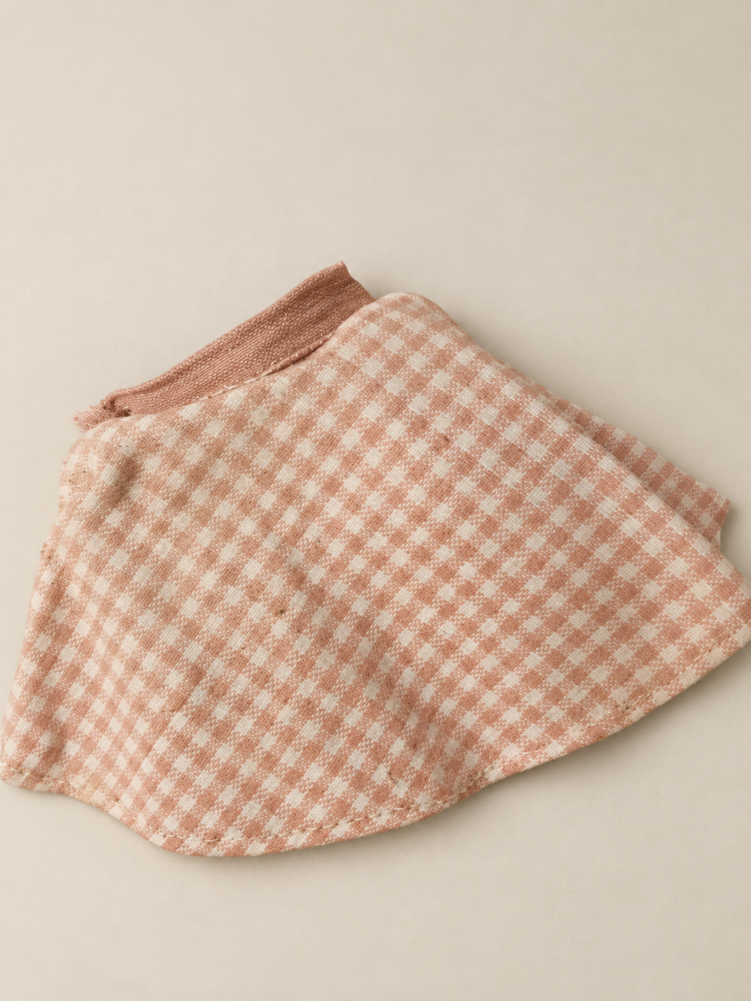 Lili d’Unica, son coffret et ses vêtements cousus main — collection de Françoise — Jupe à carreaux — vue 7.