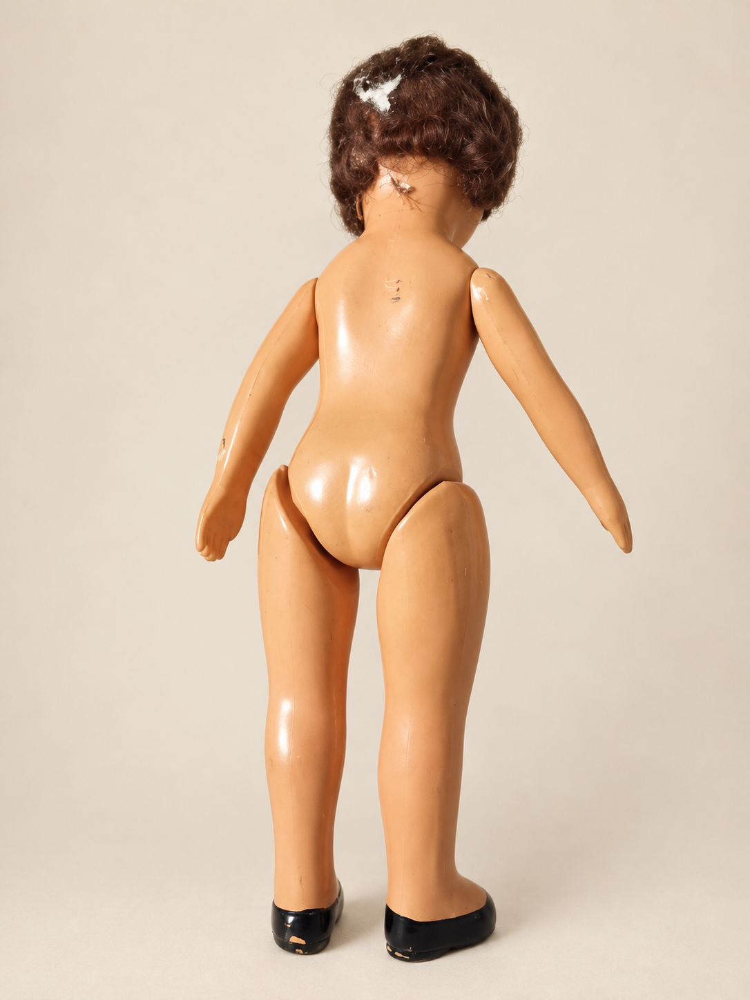 Lili d’Unica, son coffret et ses vêtements cousus main — collection de Françoise — Lili de dos — vue 4.