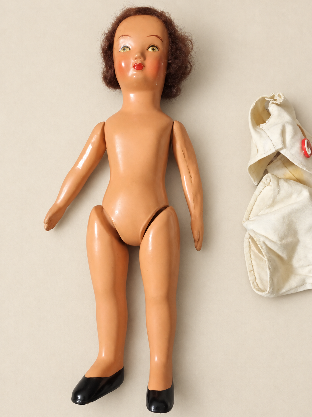 Lili d’Unica, son coffret et ses vêtements cousus main — collection de Françoise — Lili de face — vue 3.