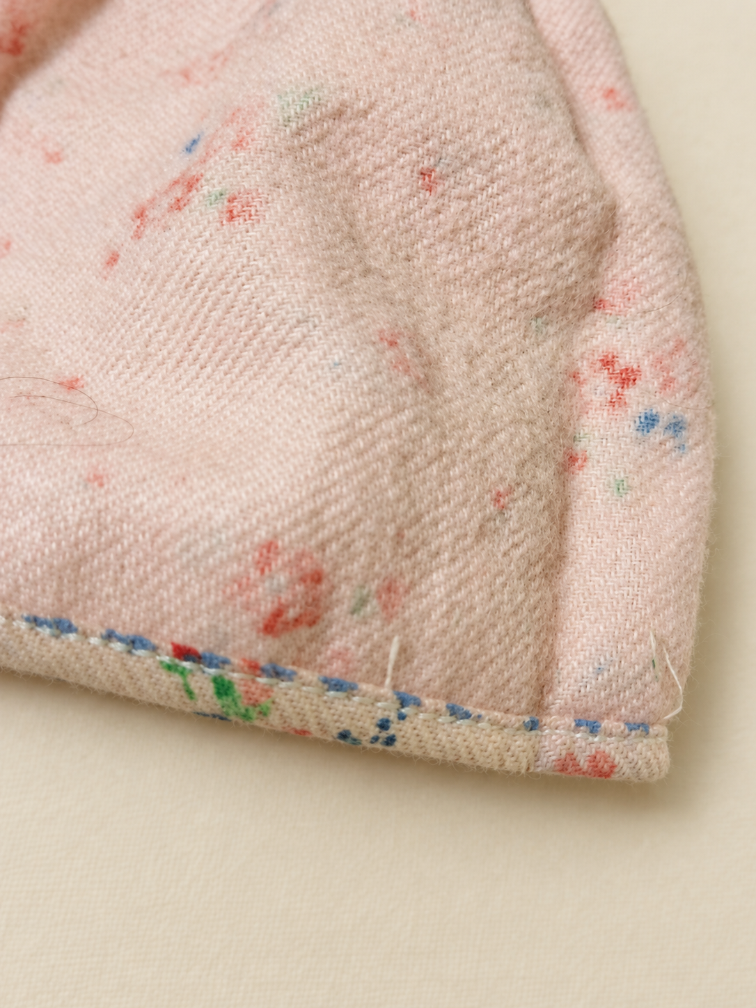 Lili d’Unica, son coffret et ses vêtements cousus main — collection de Françoise — Ourlet de la robe fleurie — vue 13.