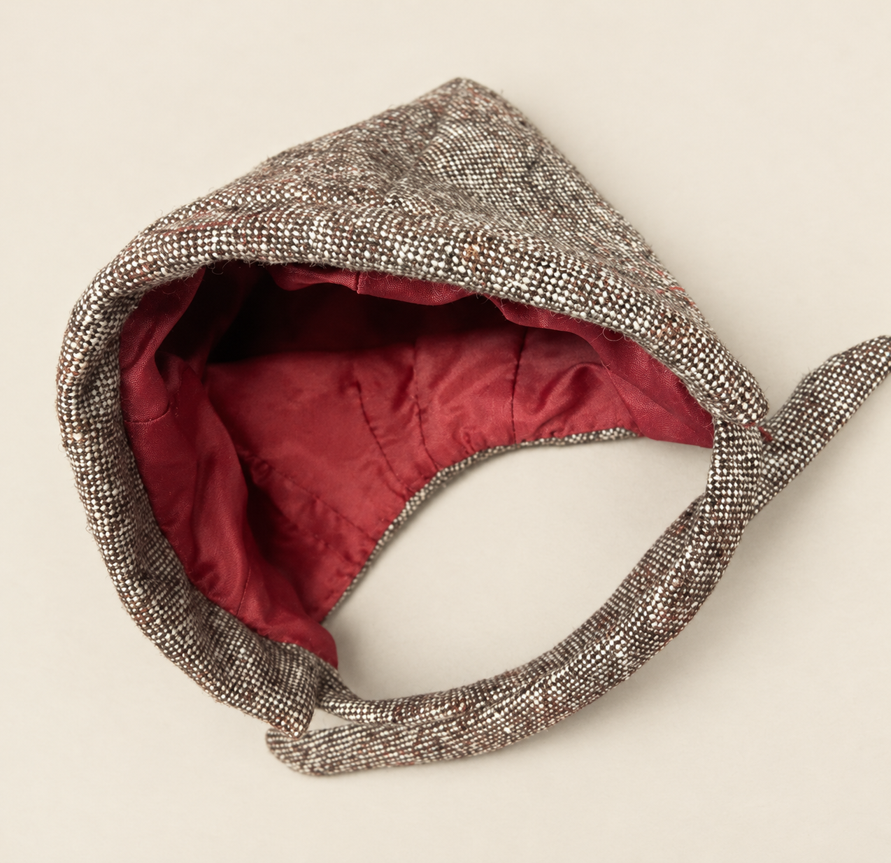 Une tête retrouvée, une poupée recréée — Femmes d’Aujourd’hui, collection de Françoise — Bonnet gris-brun assorti au manteau, avec sa doublure rouge et ses liens, présenté séparément — vue 11.