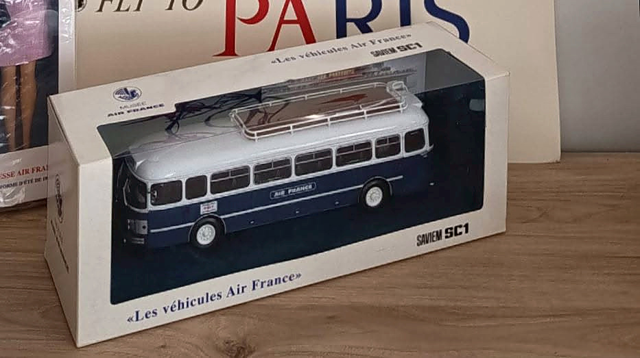 Air France — poupée mannequin et uniforme Balenciaga (1969) — Bus miniature présenté avec la poupée et l’affiche Air France — vue 8.