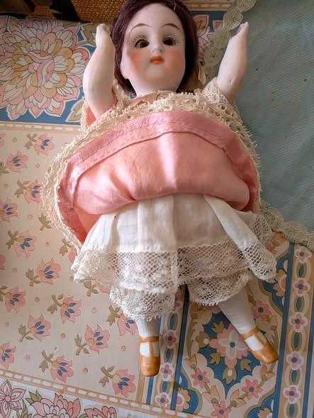 Mignonnette de 14 cm — mallette et trousseau — Détail du vêtement clair bordé de dentelle, sous la robe relevée — vue 5.