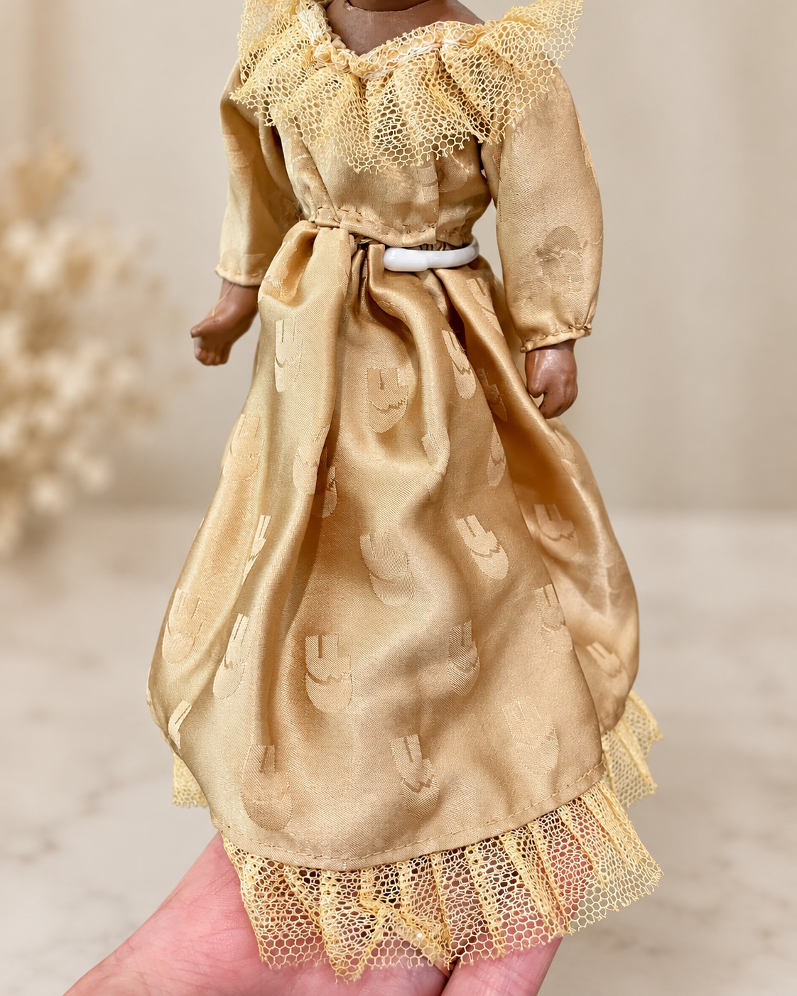 Poupée attribuée à la SFBJ, marquage annoncé « 60 12/0 » — collection de Helen — Détails de la robe, de la ceinture et de la dentelle — vue 4.
