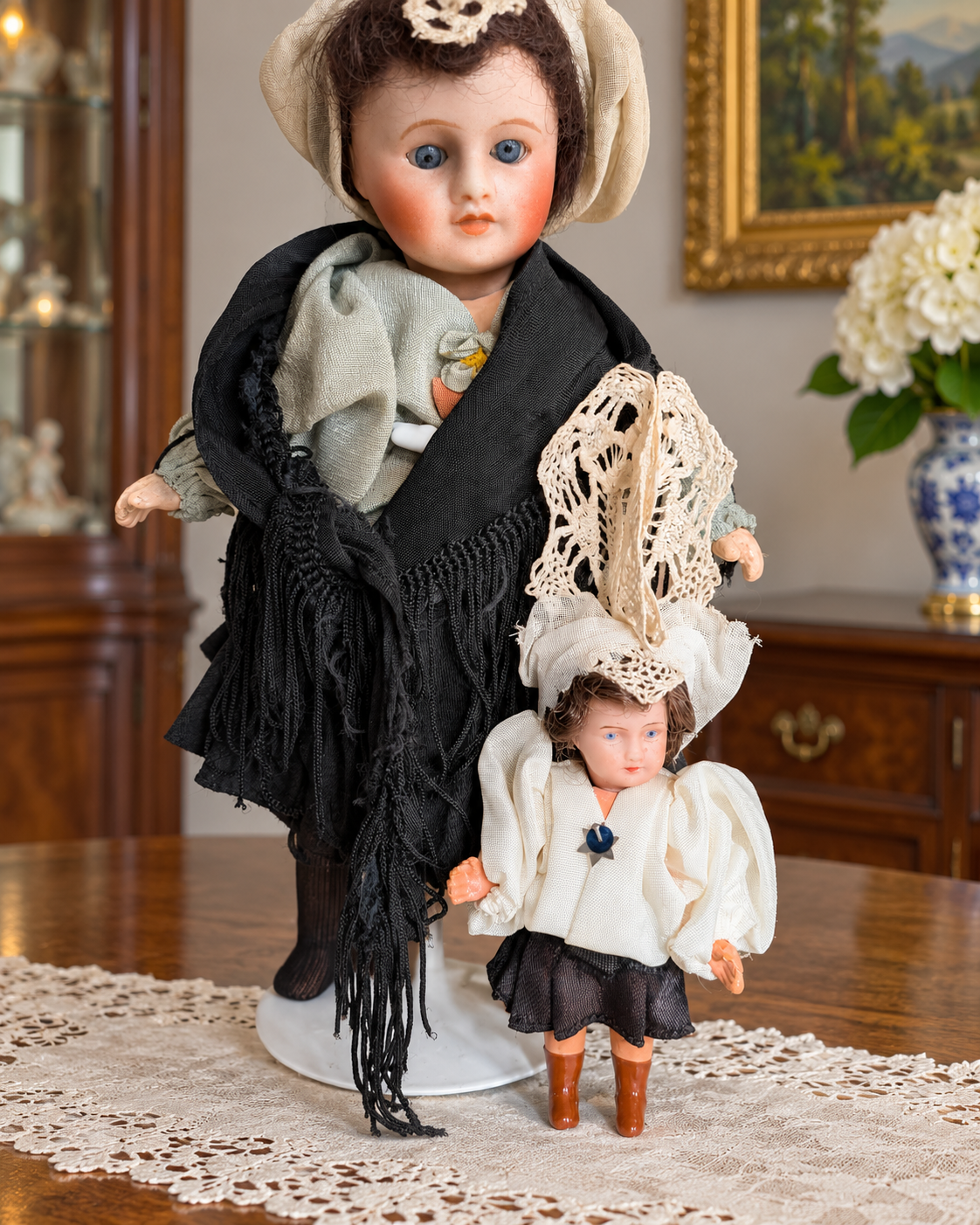 Mignonnettes anciennes : costumes et portraits — collection de Mireille (2/3) — Deux formats et deux coiffes : poupée au châle noir à franges et petite poupée en haut clair, jupe sombre et haute coiffe de dentelle — vue 3.