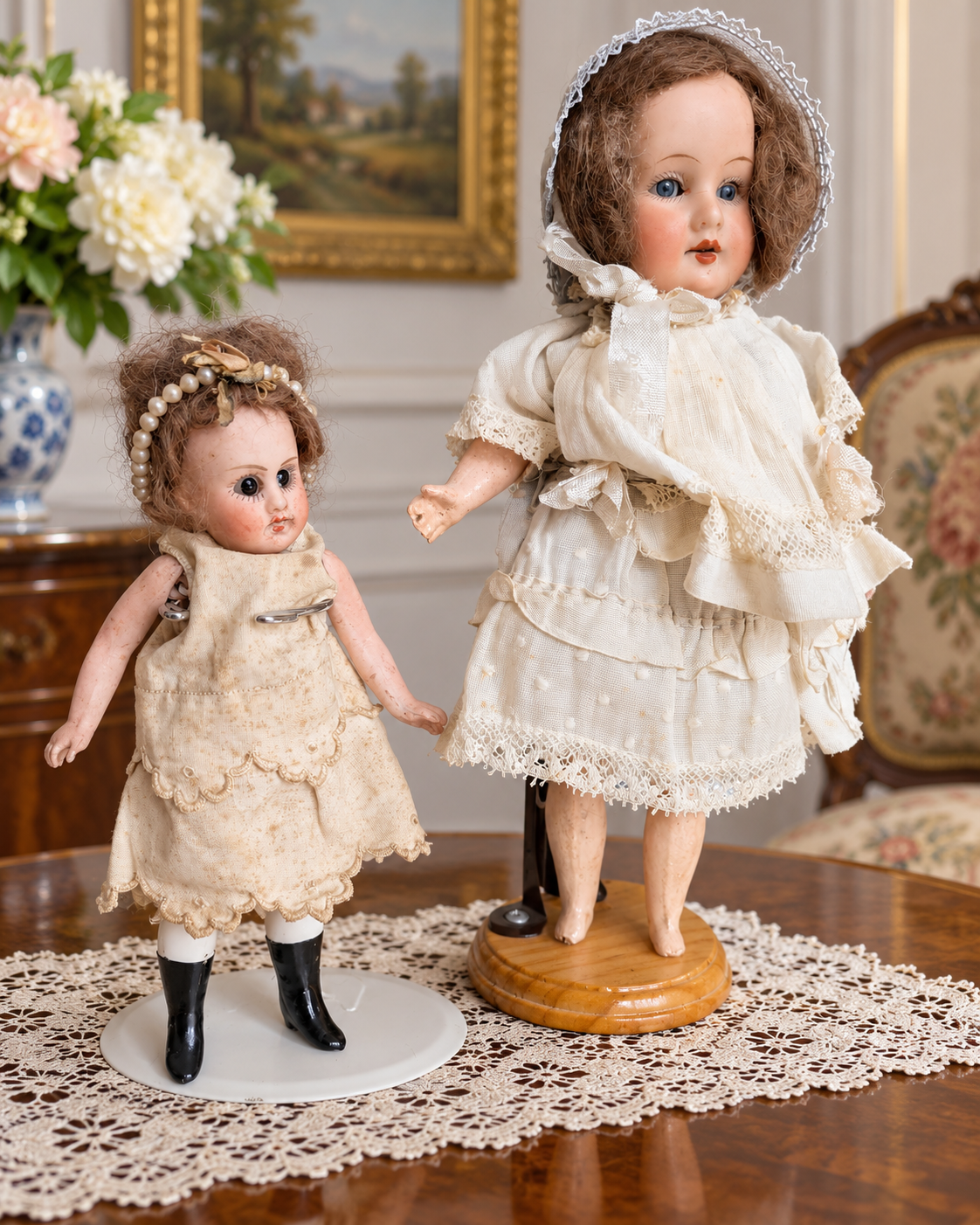 Mignonnettes anciennes : costumes et portraits — collection de Mireille (2/3) — Deux poupées en robes claires : parure de perles pour la petite, bonnet blanc et dentelles pour la plus grande — vue 5.