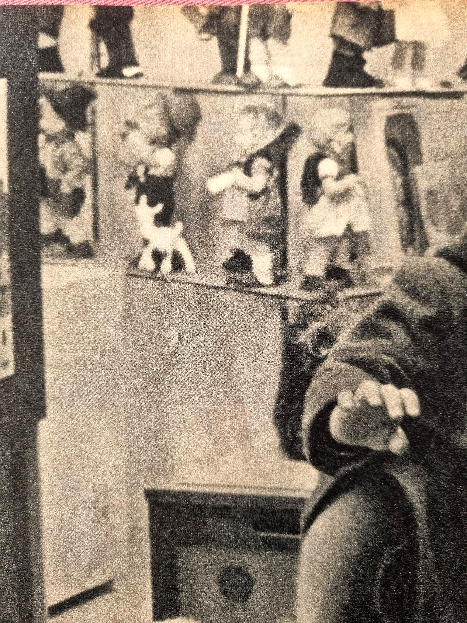Noël 1955 à Nuremberg : les jouets dans Paris Match — archives de Chris — Détail d’une étagère présentant de petits personnages et jouets figuratifs ; identification précise à poursuivre. Paris Match, 1955 — vue 14.