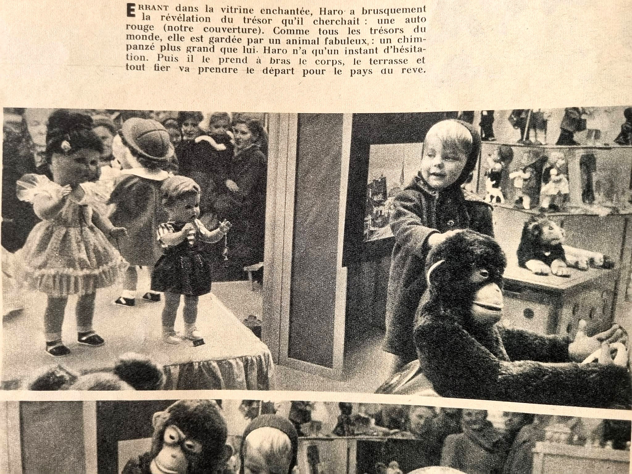 Noël 1955 à Nuremberg : les jouets dans Paris Match — archives de Chris — Détail d’une page : groupe de poupées en vêtements et scène avec le chimpanzé en peluche. Marques et modèles non établis. Paris Match, 1955 — vue 11.
