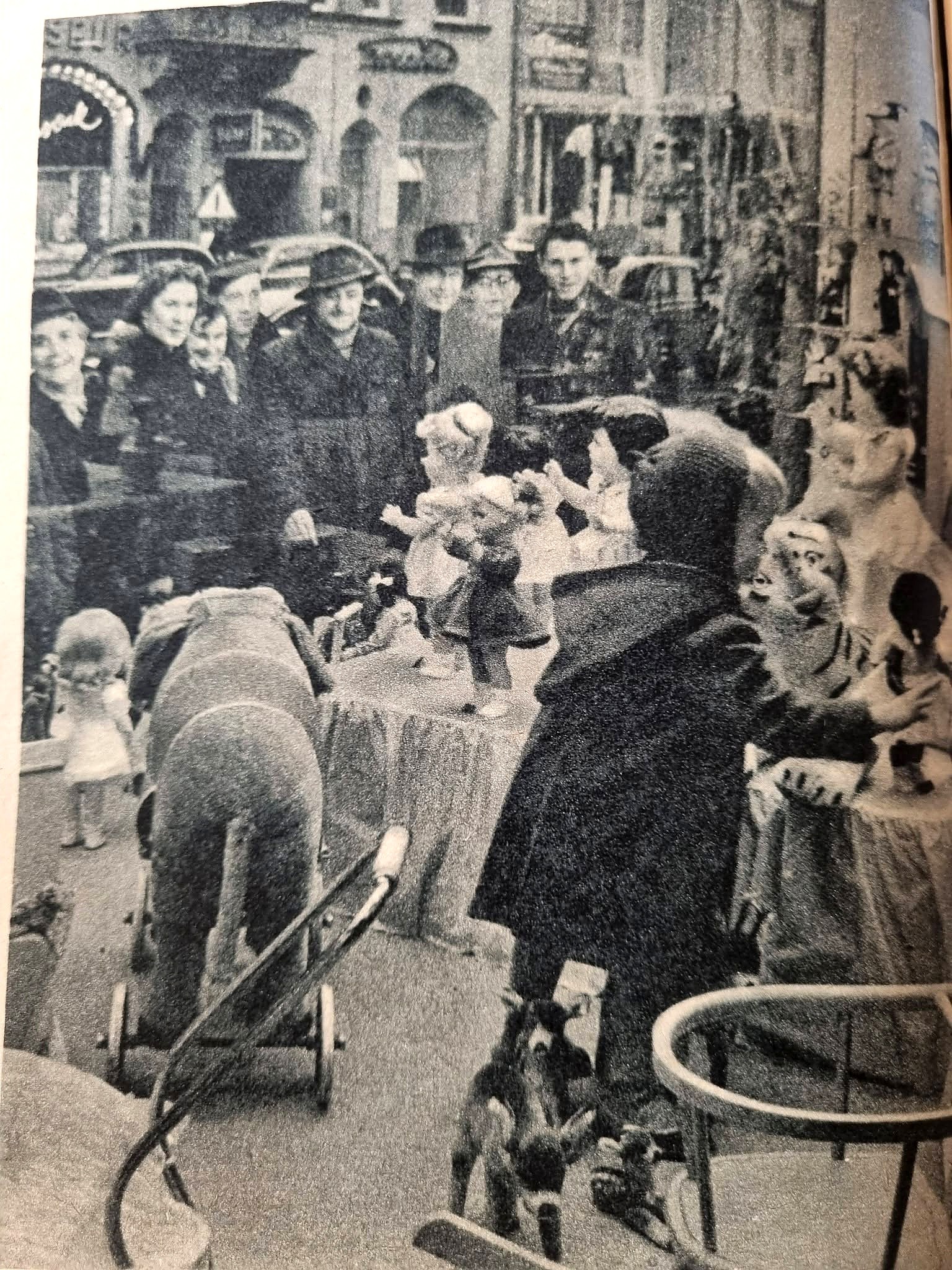 Noël 1955 à Nuremberg : les jouets dans Paris Match — archives de Chris — Détail d’une scène de vitrine : poupées, grand tigre, éléphant et autres animaux. Fabricants non identifiés. Paris Match, 1955 — vue 7.