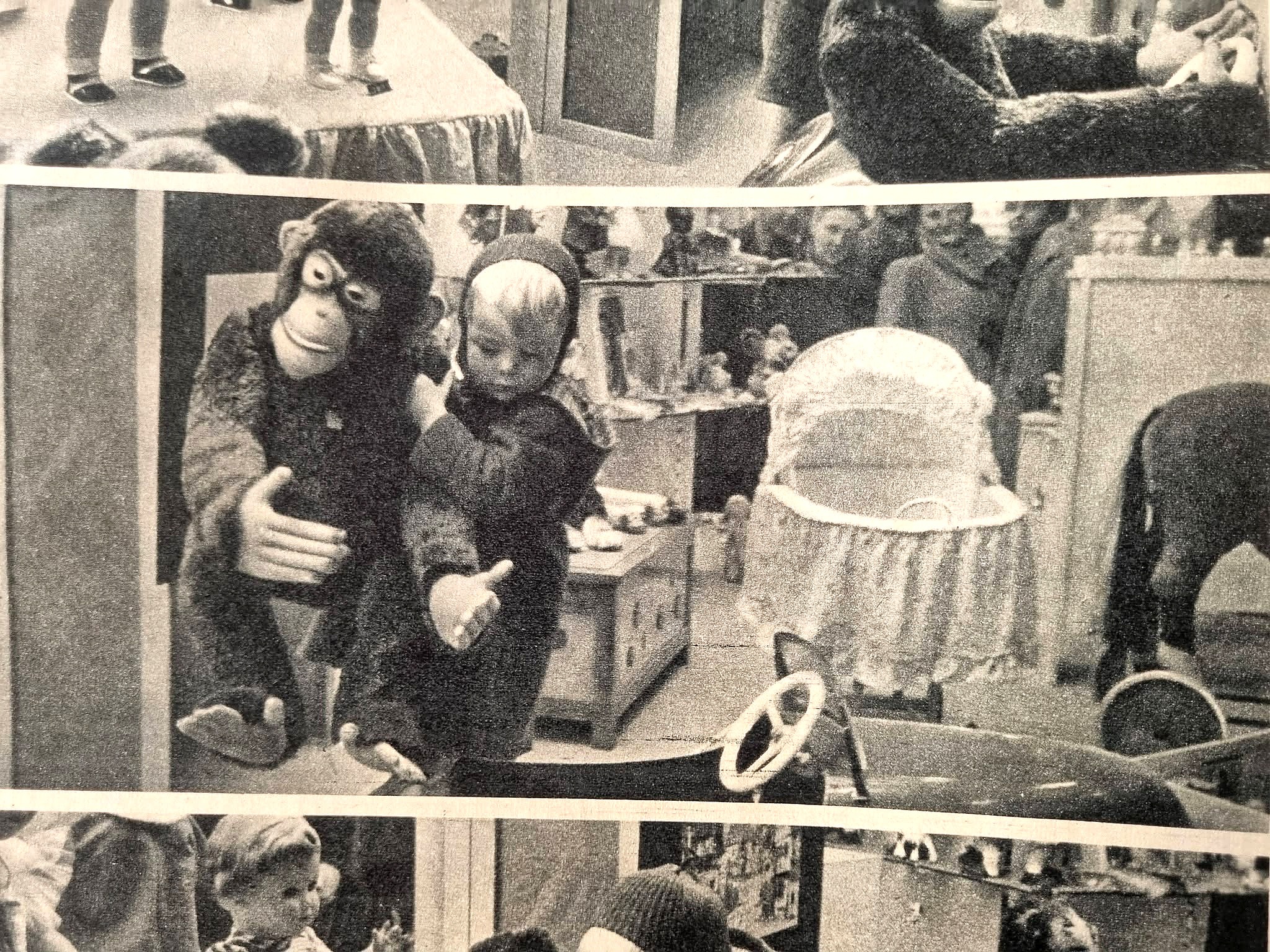 Noël 1955 à Nuremberg : les jouets dans Paris Match — archives de Chris — Détail de l’enfant portant le chimpanzé en peluche, près d’un berceau et de mobilier miniature. Paris Match, 1955 — vue 12.