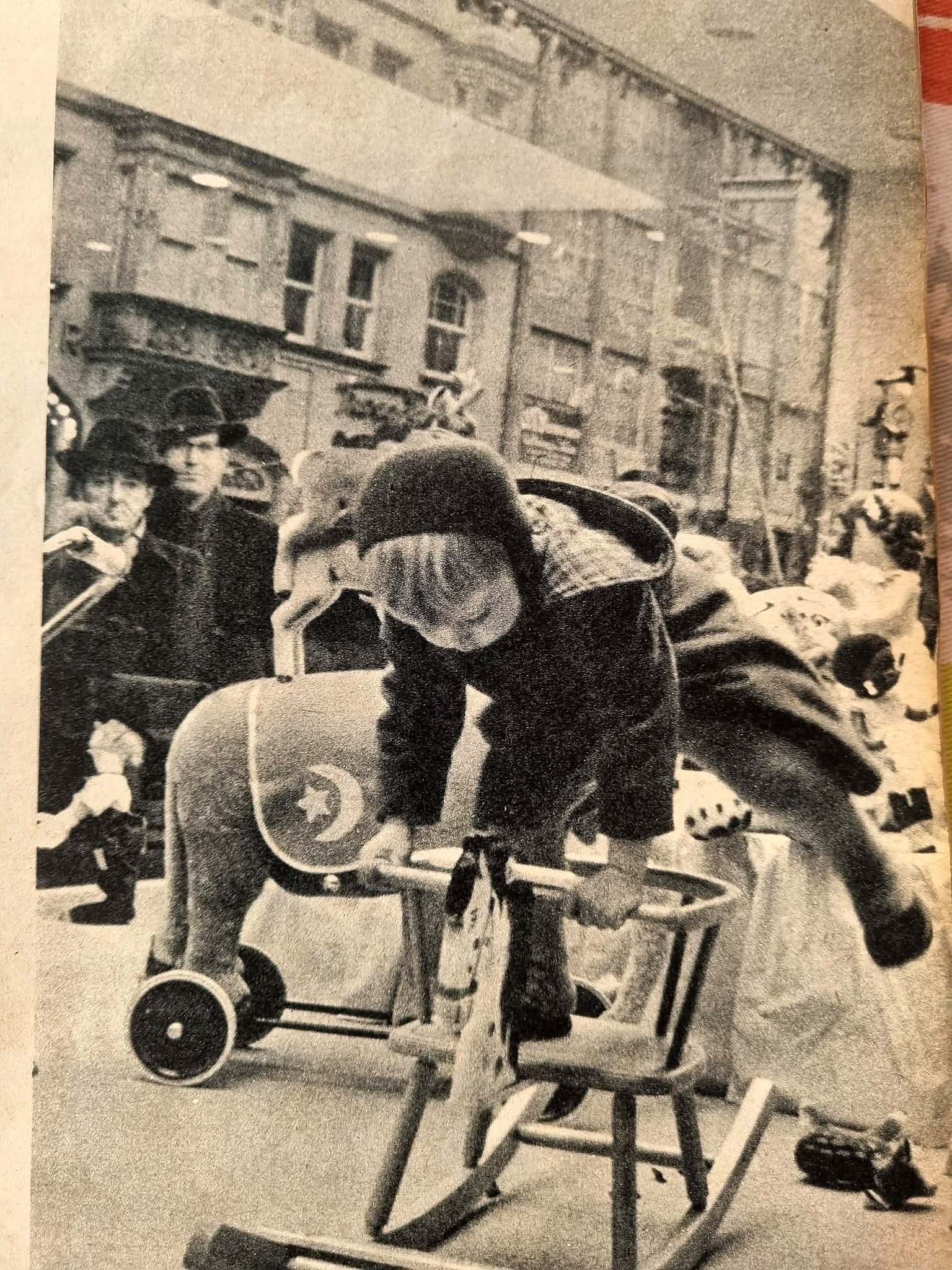 Noël 1955 à Nuremberg : les jouets dans Paris Match — archives de Chris — Détail de l’enfant sur le siège à bascule, avec l’éléphant et d’autres jouets à l’arrière-plan. Paris Match n° 350 — vue 10.