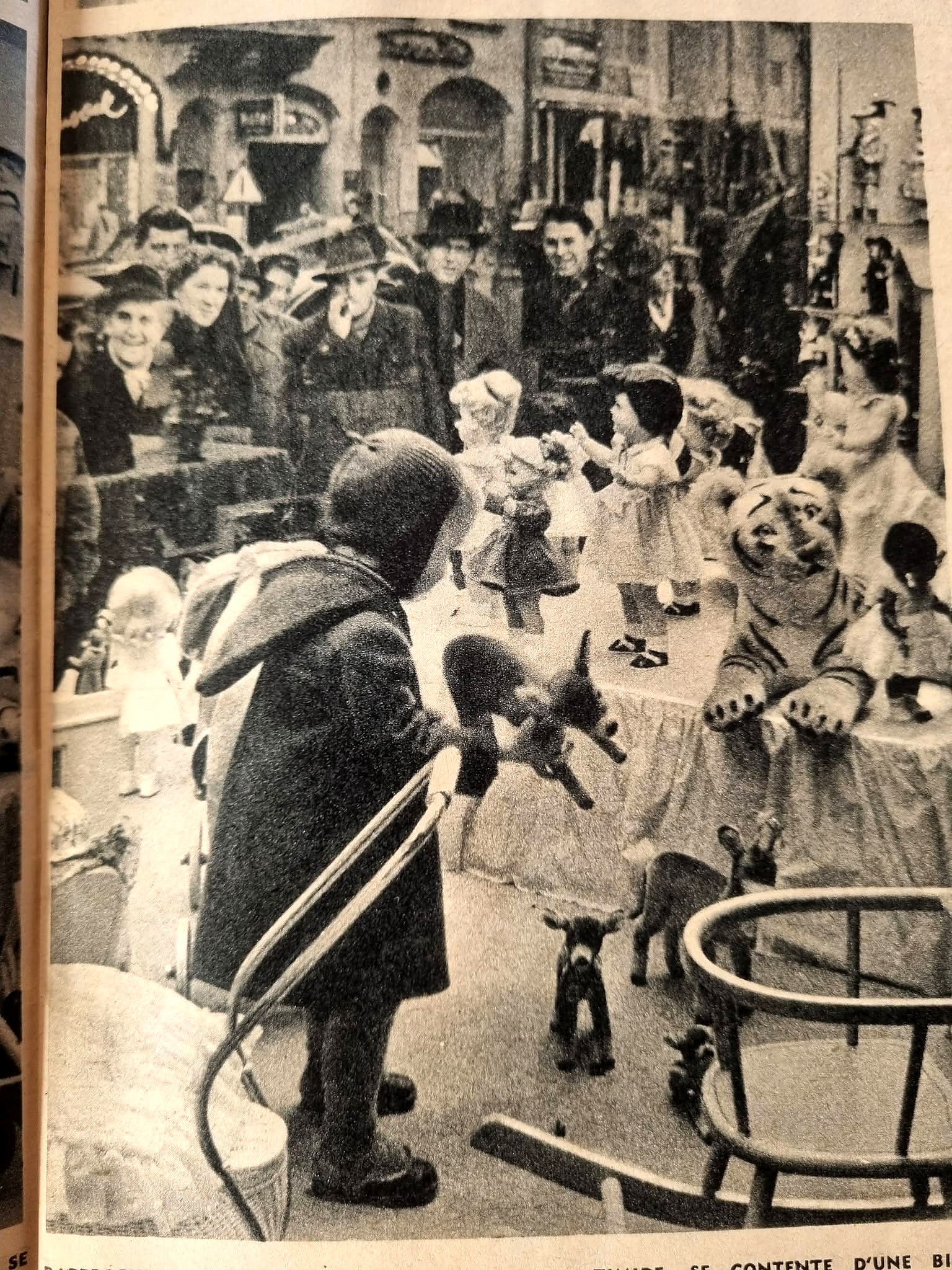 Noël 1955 à Nuremberg : les jouets dans Paris Match — archives de Chris — Détail de la scène montrant l’enfant, les poupées et les petits animaux disposés dans la vitrine. Paris Match, 1955 — vue 9.