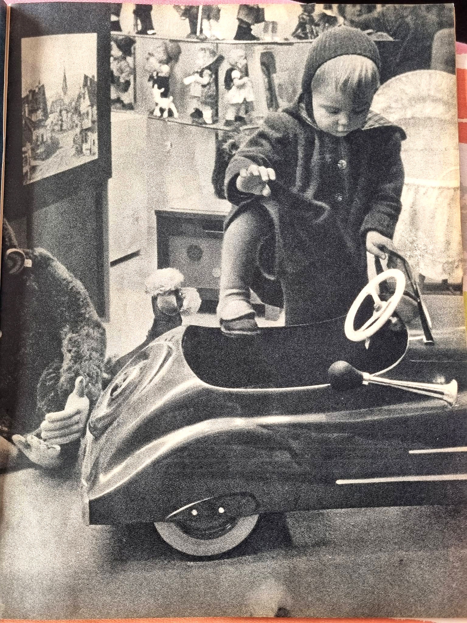 Noël 1955 à Nuremberg : les jouets dans Paris Match — archives de Chris — Vue de l’enfant rejoignant la voiture qui figure sur la couverture. Paris Match n° 350 ; document partagé par Chris — vue 6.