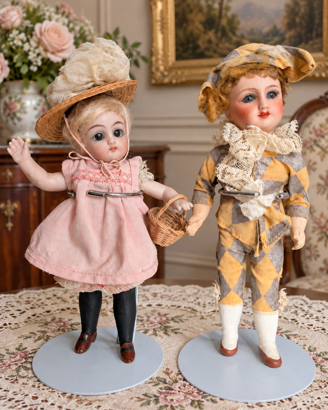 Mignonnettes anciennes : costumes et portraits — collection de Mireille (2/3) — Duo de Mireille : poupée en robe rose avec panier et chapeau de paille, et personnage en costume à losanges jaunes et gris — vue 2.
