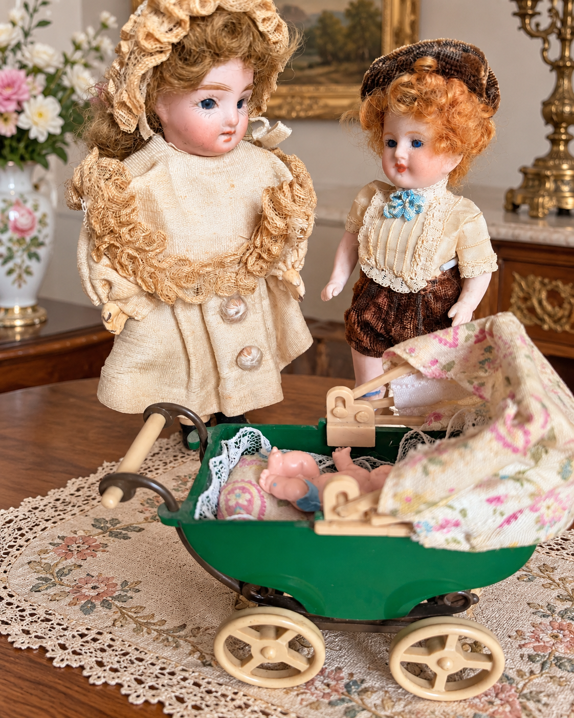 Mignonnettes anciennes : scènes et mobilier miniature — collection de Mireille (3/3) — Duo en manteau crème et culotte brune, près d’une voiture verte à capote fleurie et roues claires, avec une minuscule figurine de bébé — vue 4.