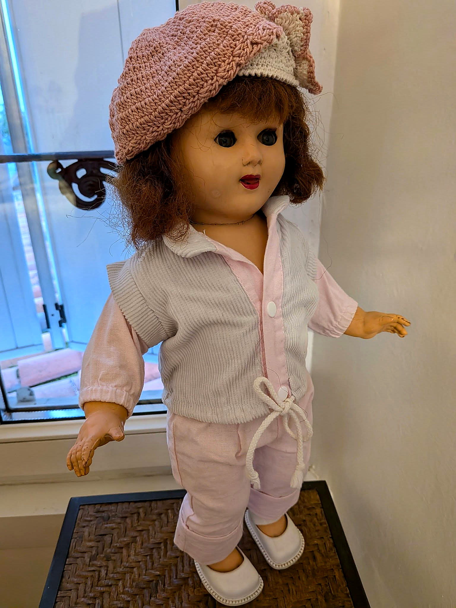 Poupée Gégé — les tenues de Mireille — Vue de trois quarts : tenue pastel et coiffe crochetée rose et crème — vue 3.