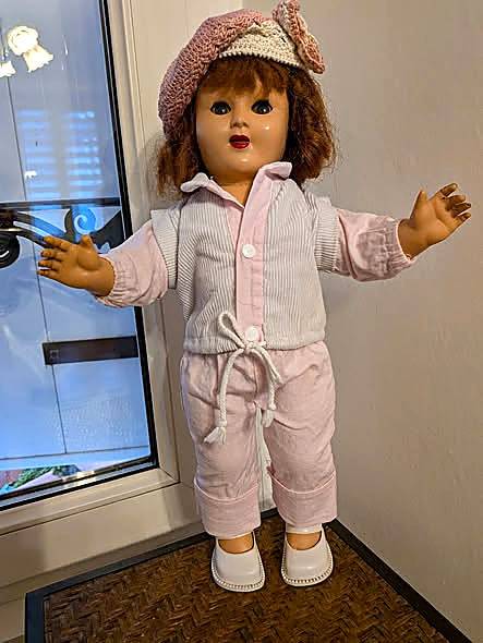 Poupée Gégé — les tenues de Mireille — Vue en pied de la poupée, en ensemble rose clair, gilet blanc et chaussures blanches — vue 2.