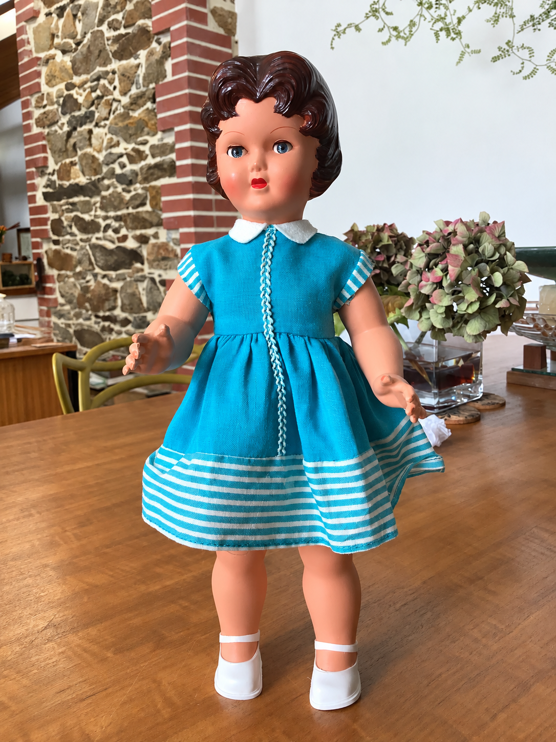 Yvette de Gégé — collection de Martine — Yvette de Gégé en robe turquoise à col blanc et bordures rayées — collection de Martine — vue 1.