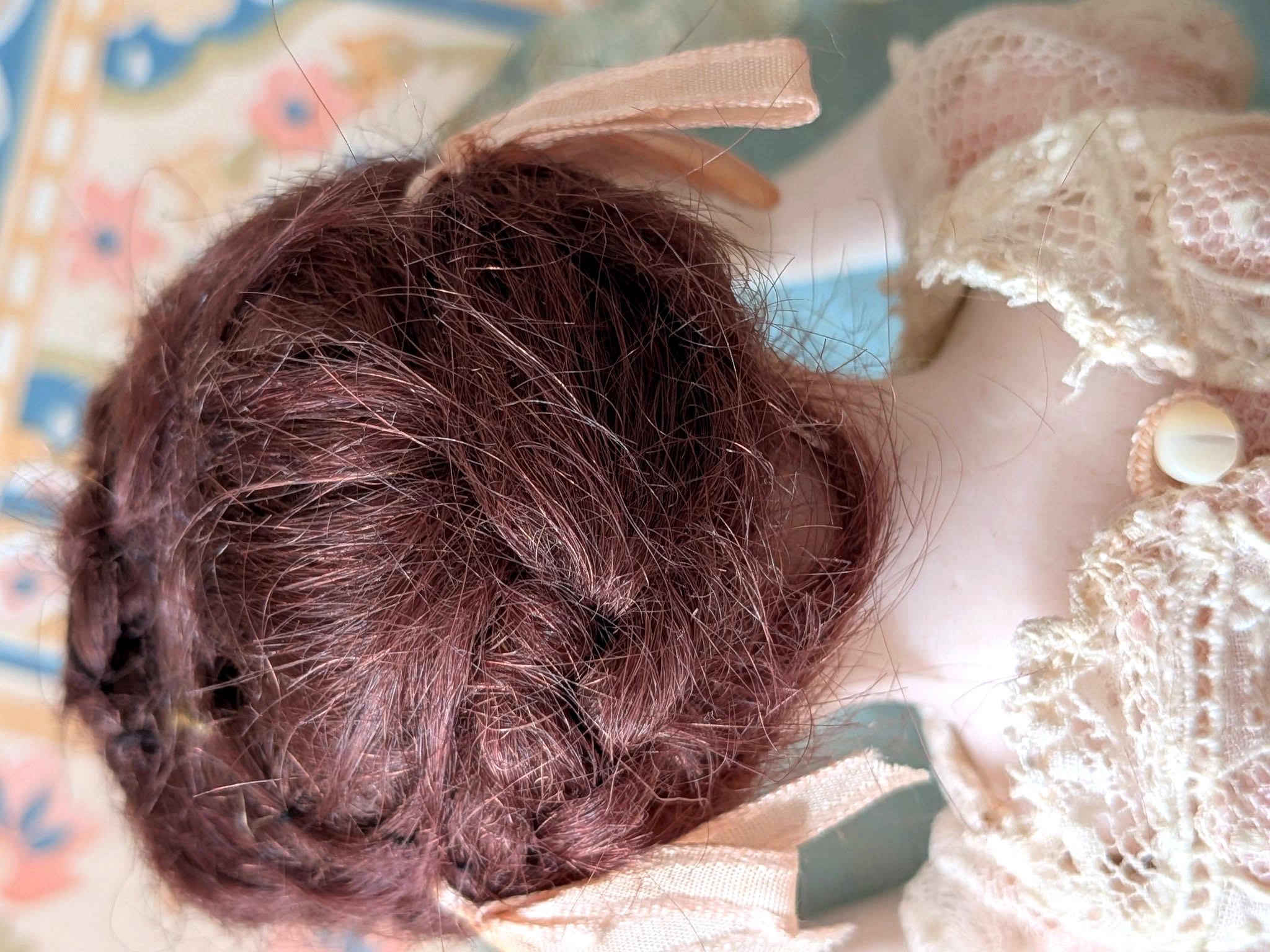 Mignonnette de 14 cm — mallette et trousseau — La couronne de tresses, vue du dessus, avec un ruban rose — vue 7.