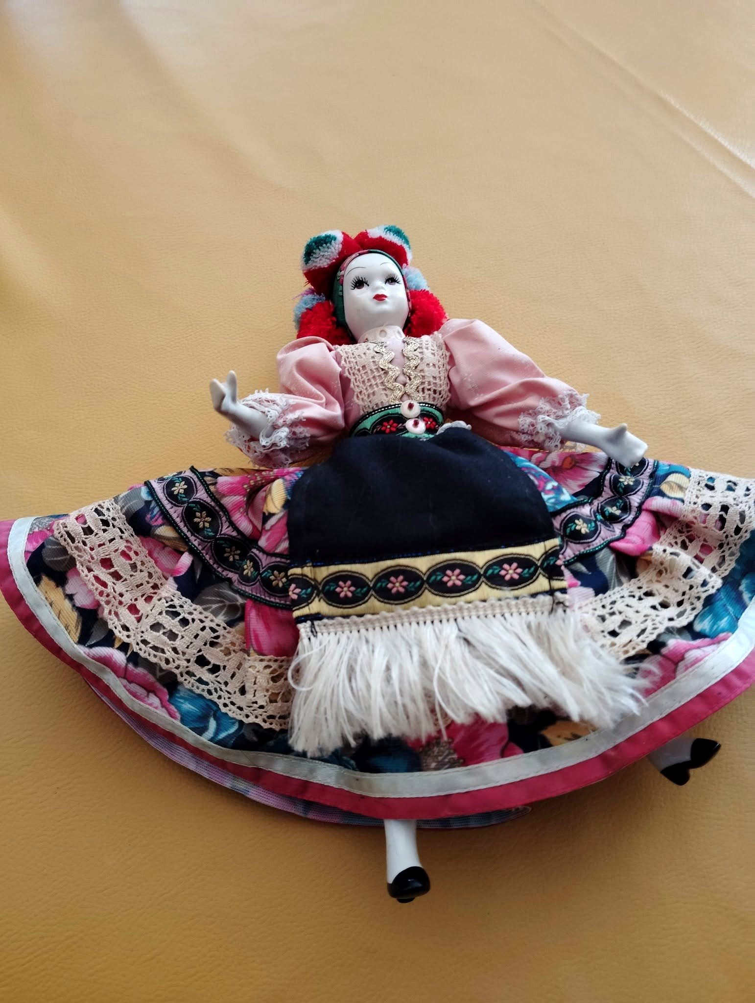 Poupée folklorique et souvenir de Tihany — La jupe déployée révèle les motifs fleuris, les galons et les franges du tablier — vue 2.