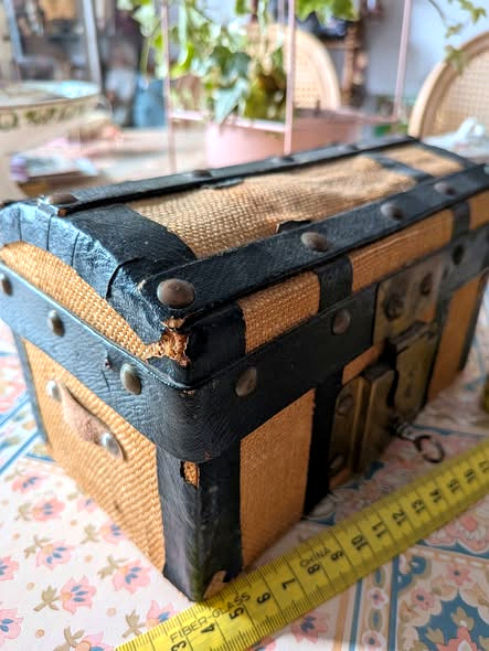 Mignonnette de 14 cm — mallette et trousseau — La mallette fermée : revêtement clair, bandes foncées et ferrures visibles — vue 3.