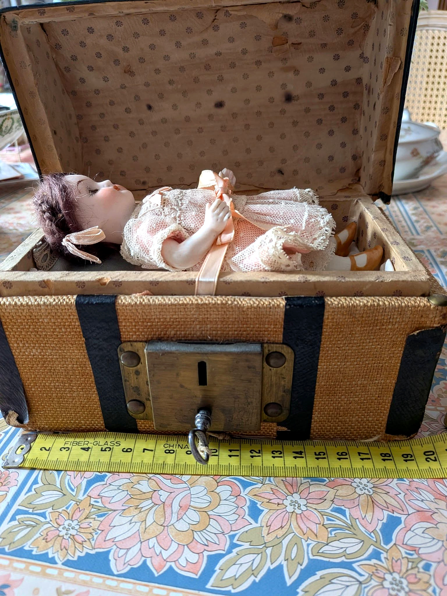 Mignonnette de 14 cm — mallette et trousseau — La mignonnette allongée dans la mallette ouverte, garnie de tissu à petits motifs — vue 8.