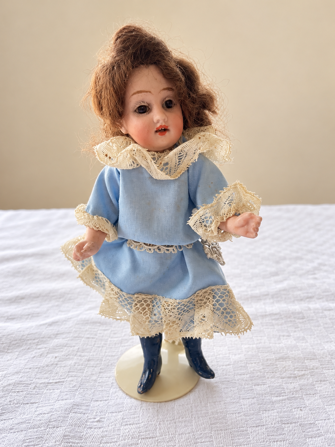 Petite poupée de 16 cm — présentation de Viviane — La petite poupée de 16 cm présentée par Viviane, en tenue bleu clair et dentelles crème — vue 1.