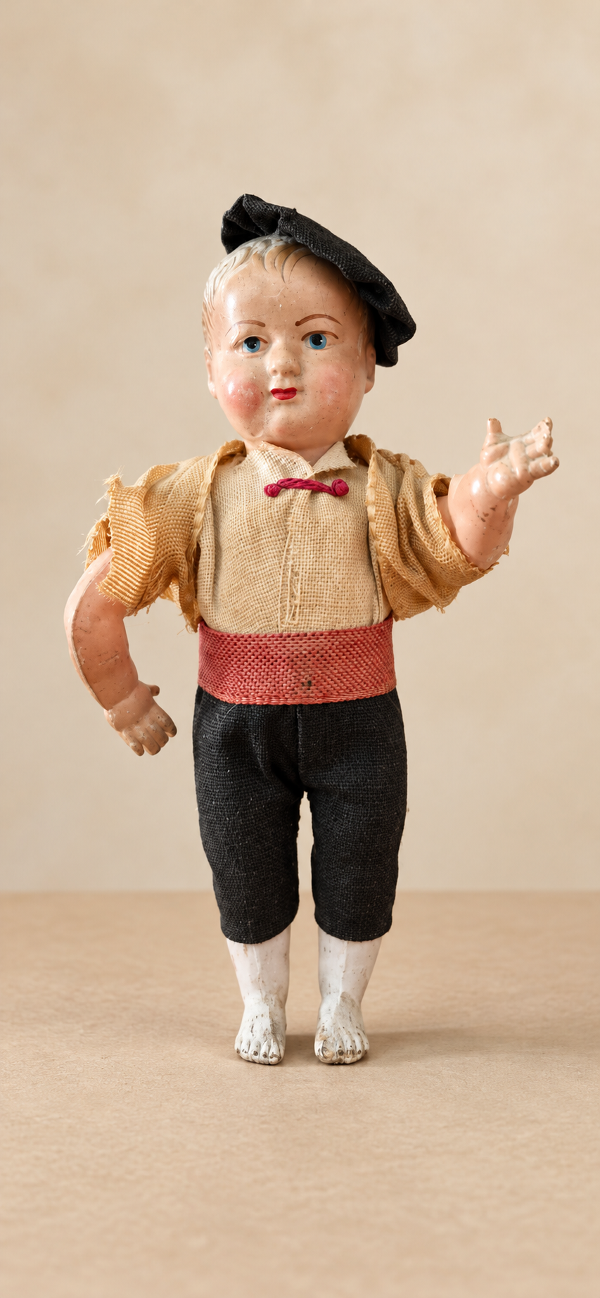 Petit Basque attribué à Petitcollin — souvenir de Véronique — Le petit personnage de Véronique, en béret noir et tenue à ceinture rouge, vu en entier — vue 1.