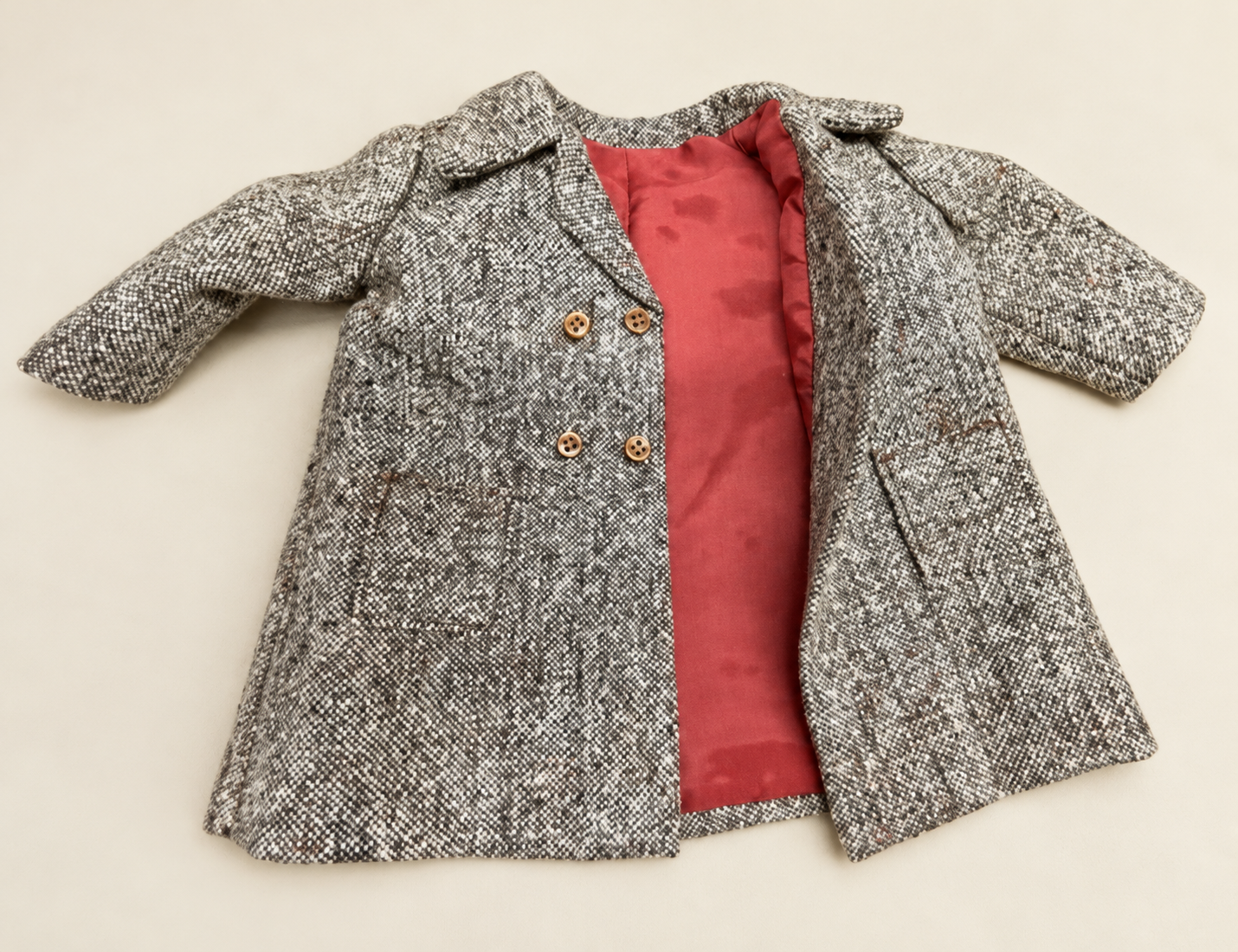 Une tête retrouvée, une poupée recréée — Femmes d’Aujourd’hui, collection de Françoise — Manteau gris-brun à quatre boutons et doublure rouge du trousseau cousu par Françoise, présenté ouvert — vue 10.