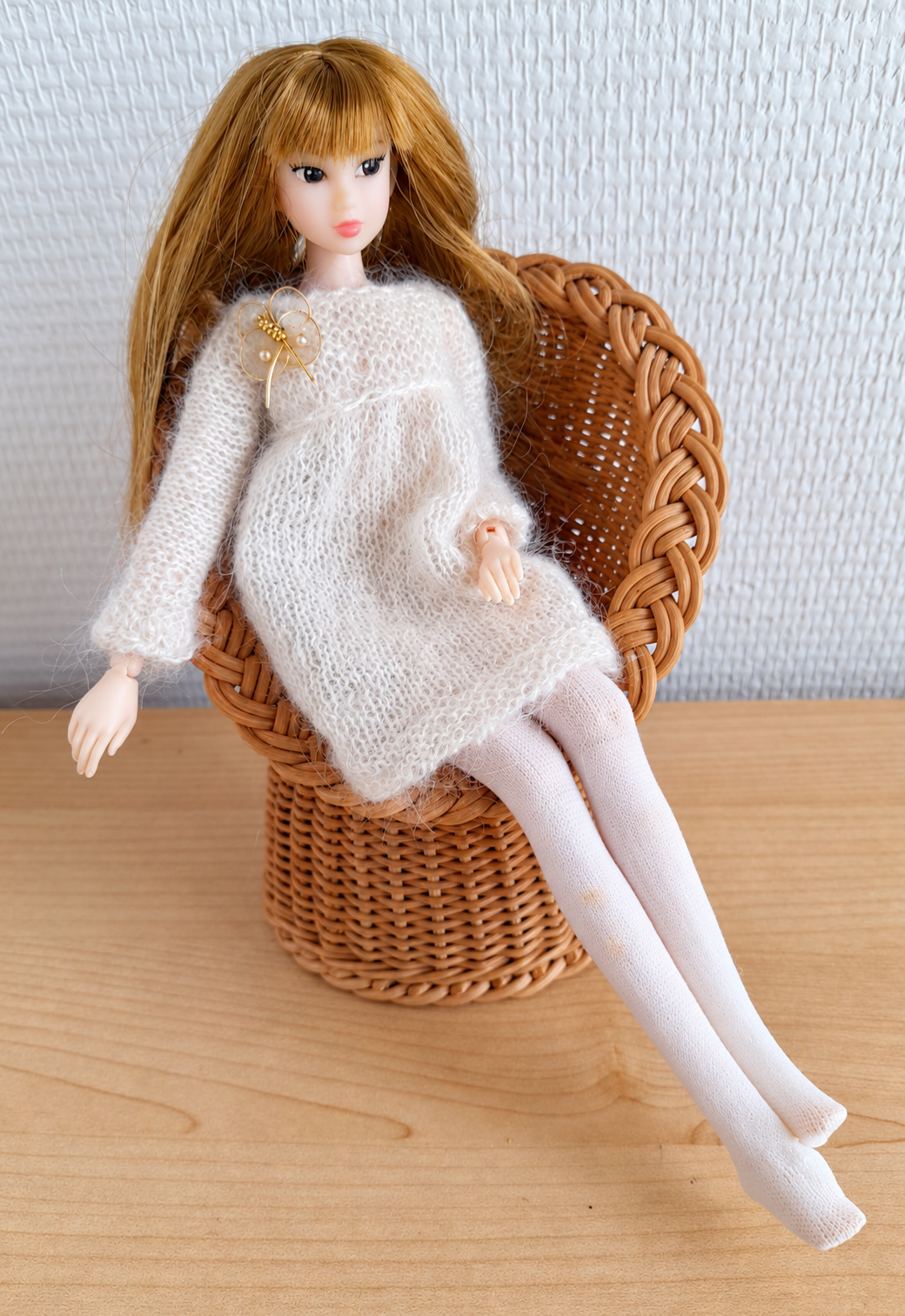 Momoko, poupée japonaise — collection de Marie — Momoko dans une robe en laine créée par Marie — collection de Marie — vue 1.