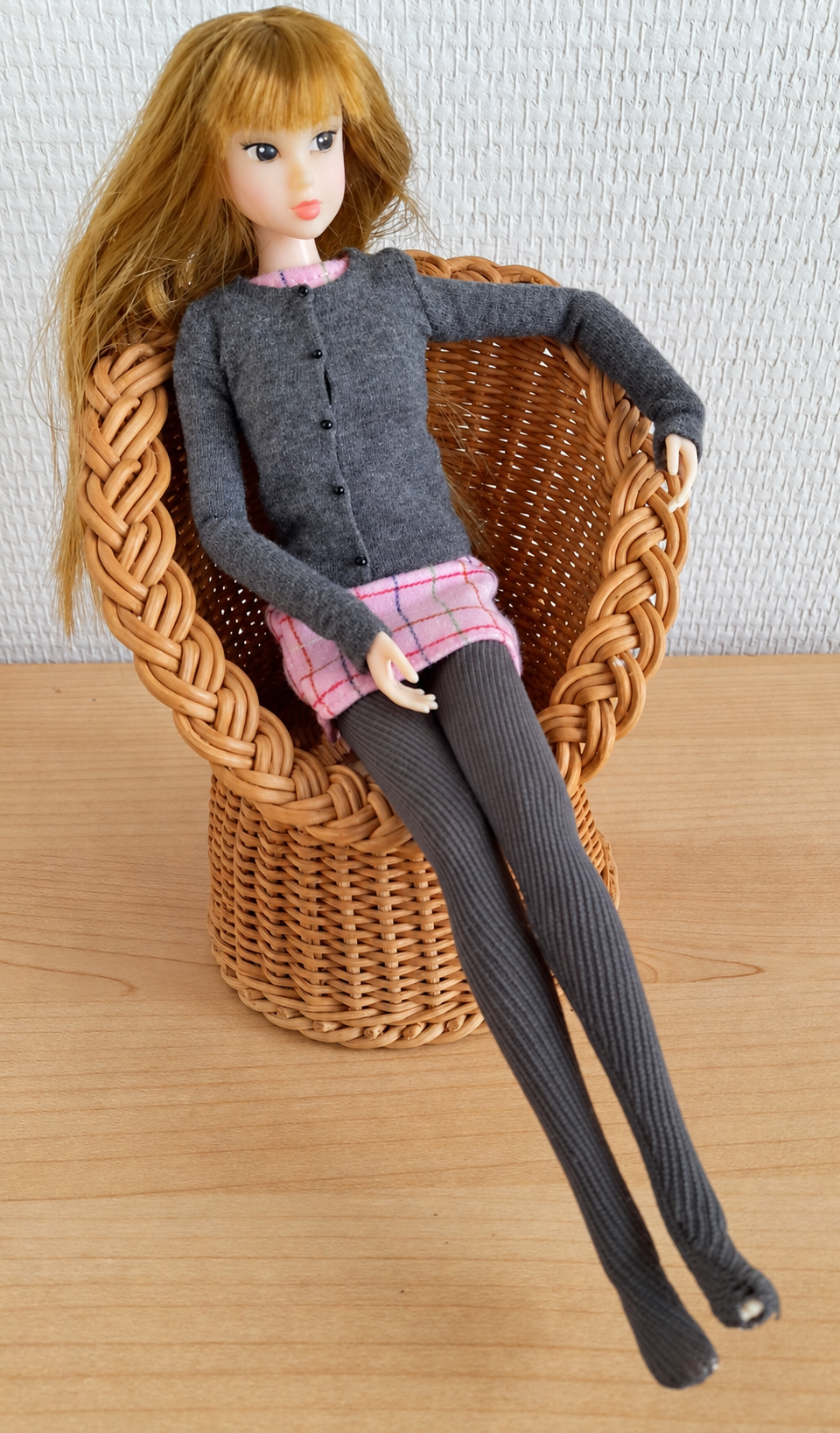 Momoko, poupée japonaise — collection de Marie — Momoko en gilet gris et tenue rose à carreaux — collection de Marie — vue 2.