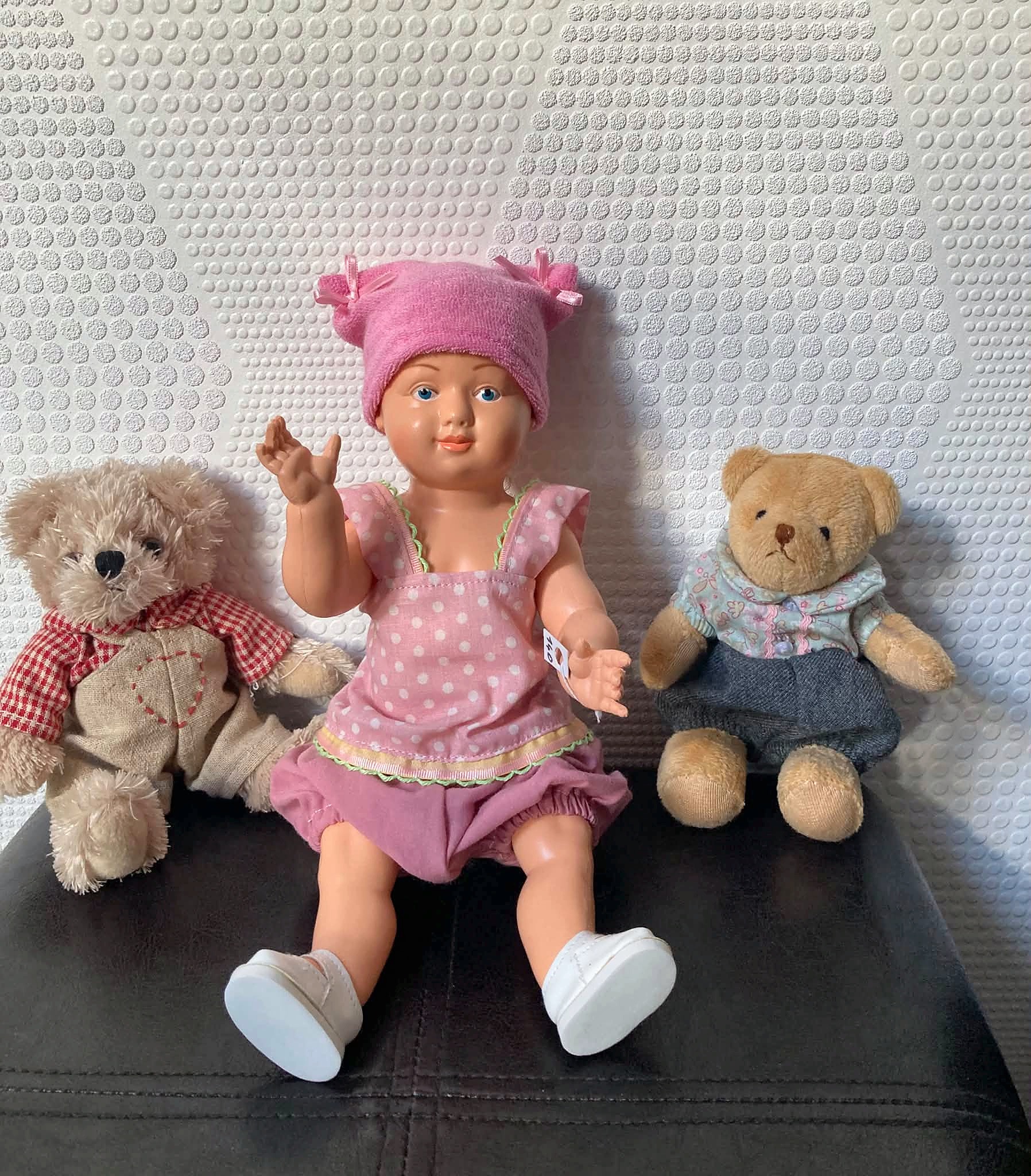 Ecolo Baby Petitcollin, 25 cm — édition du centenaire de 2012, collection de Dominique — Ecolo Baby avec son bonnet rose — vue 4.