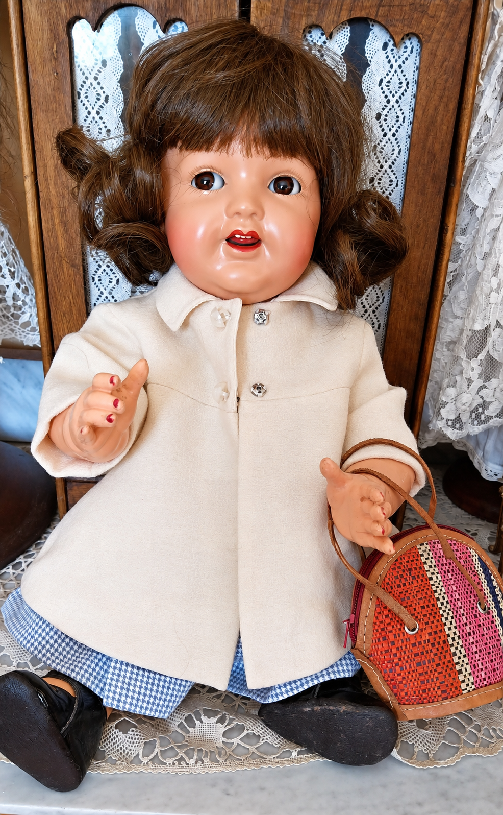 Parisette de Petitcollin, 45 cm — collection de Mariama — Parisette de Petitcollin, 45 cm, en manteau clair avec son sac multicolore — collection de Mariama — vue 1.
