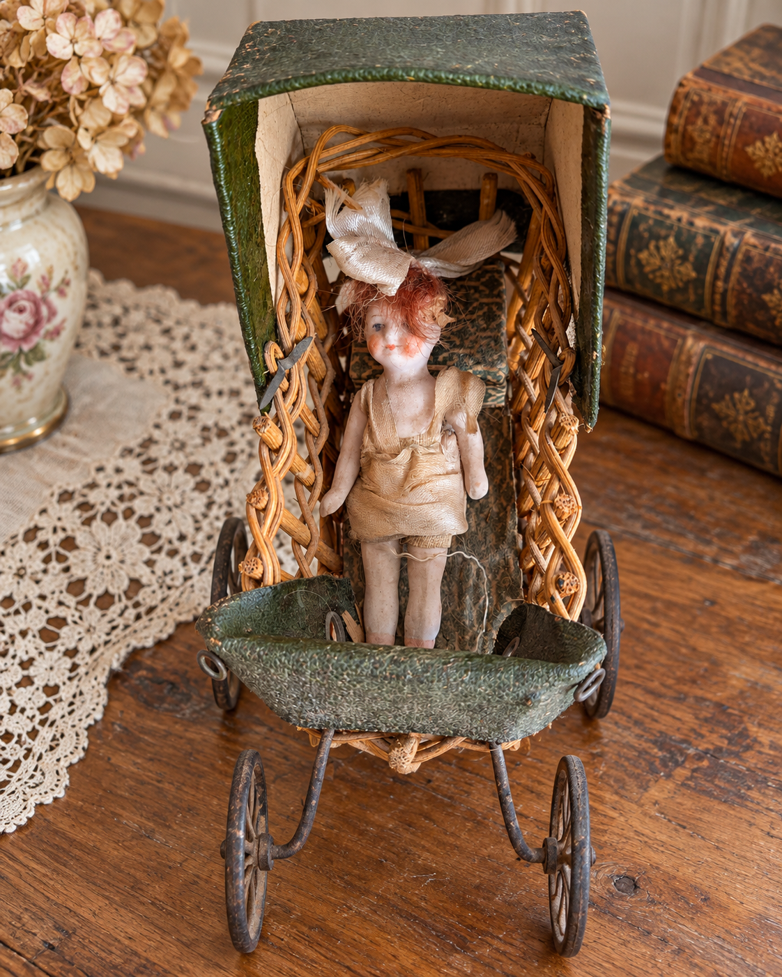 Mignonnettes anciennes et leurs petits accessoires — collection de Mireille (1/3) — Petite poupée dans une voiture d’enfant miniature à capote verte et roues métalliques — vue 4.