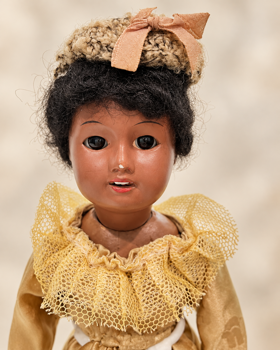 Poupée attribuée à la SFBJ, marquage annoncé « 60 12/0 » — collection de Helen — Portrait de la poupée et de son petit chapeau — vue 2.