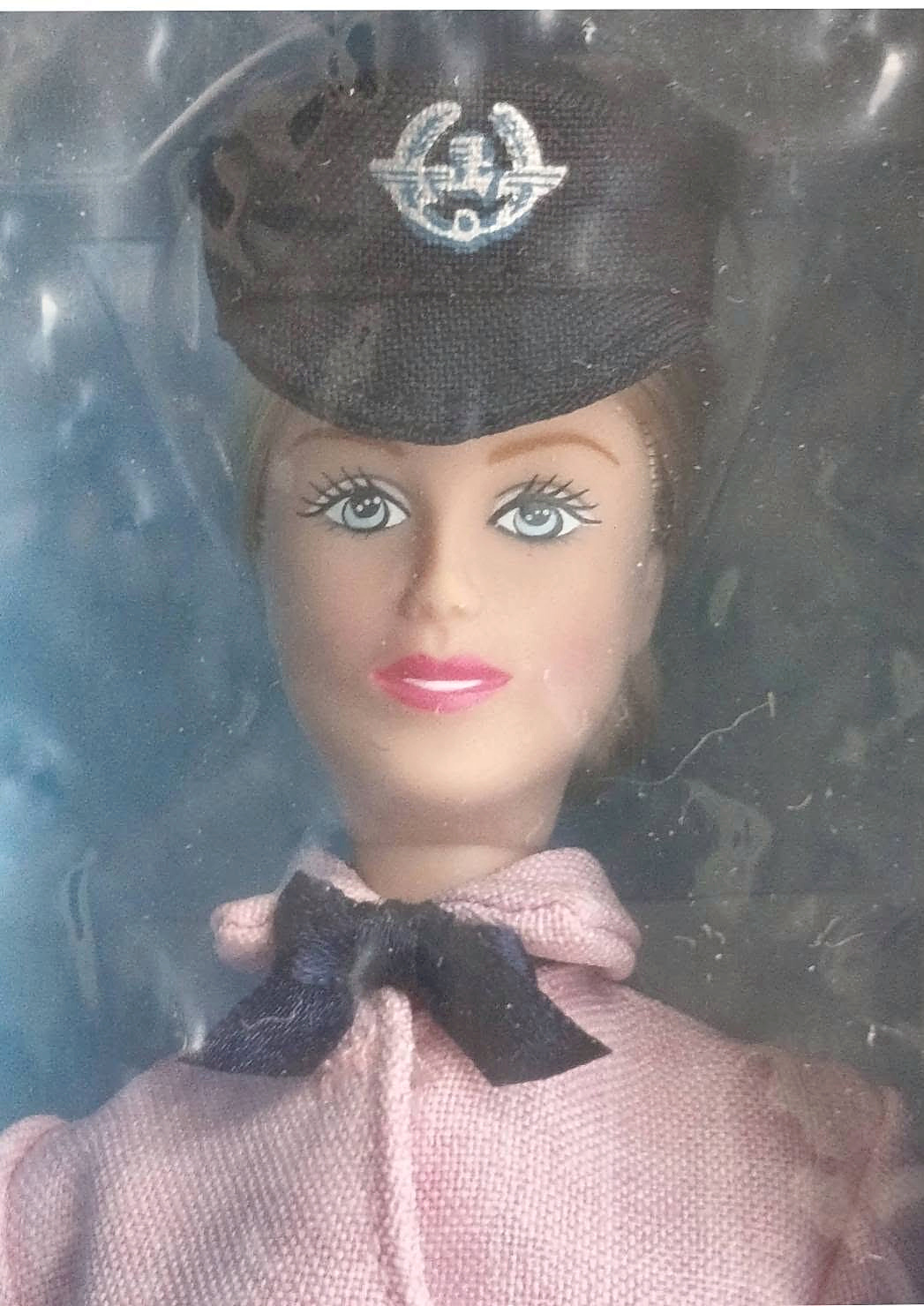 Air France — poupée mannequin et uniforme Balenciaga (1969) — Portrait de la poupée mannequin Air France en uniforme rose et coiffe bleu marine — vue 1.