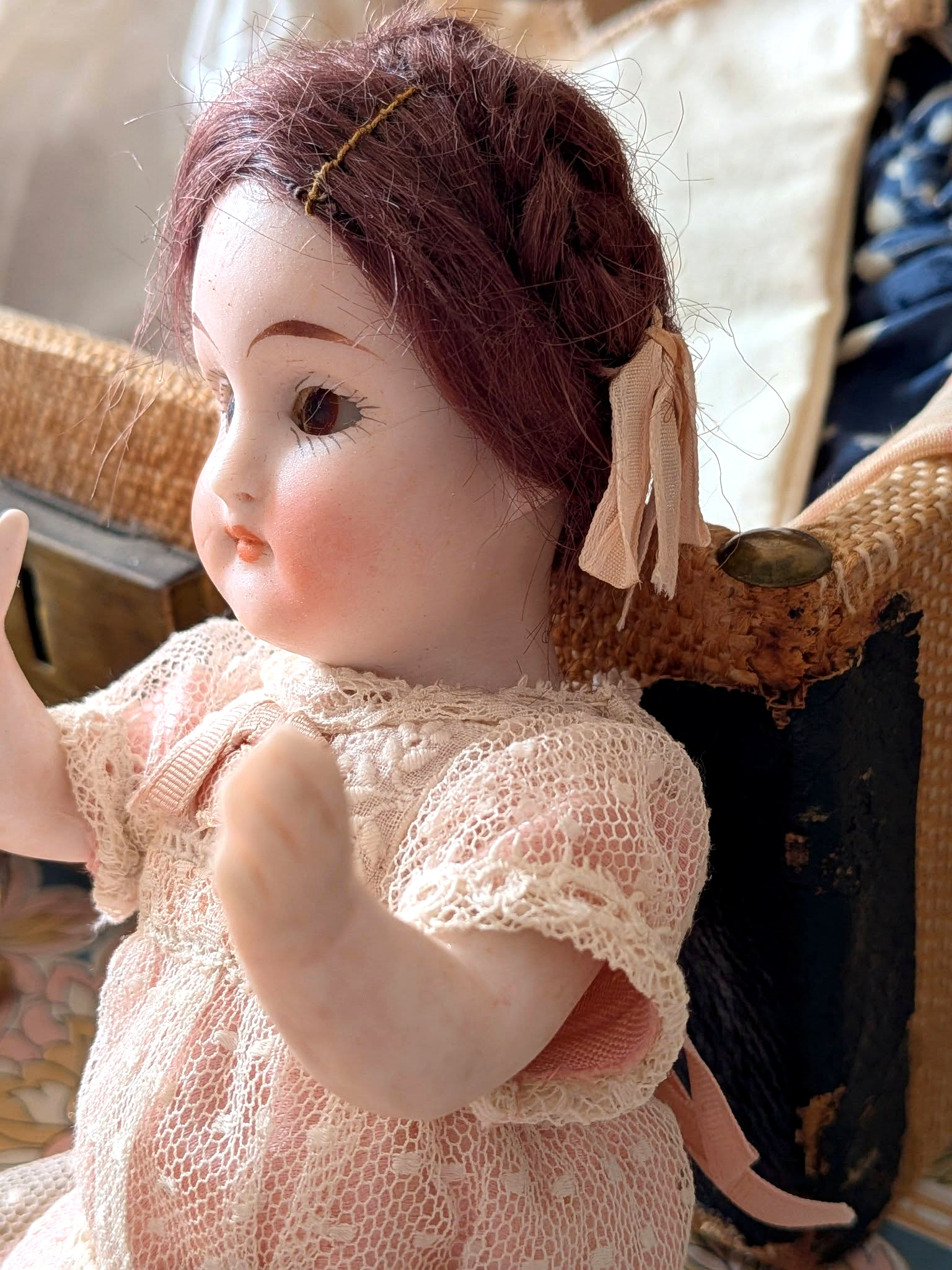 Mignonnette de 14 cm — mallette et trousseau — Portrait de profil : visage peint, yeux et coiffure brune — vue 6.