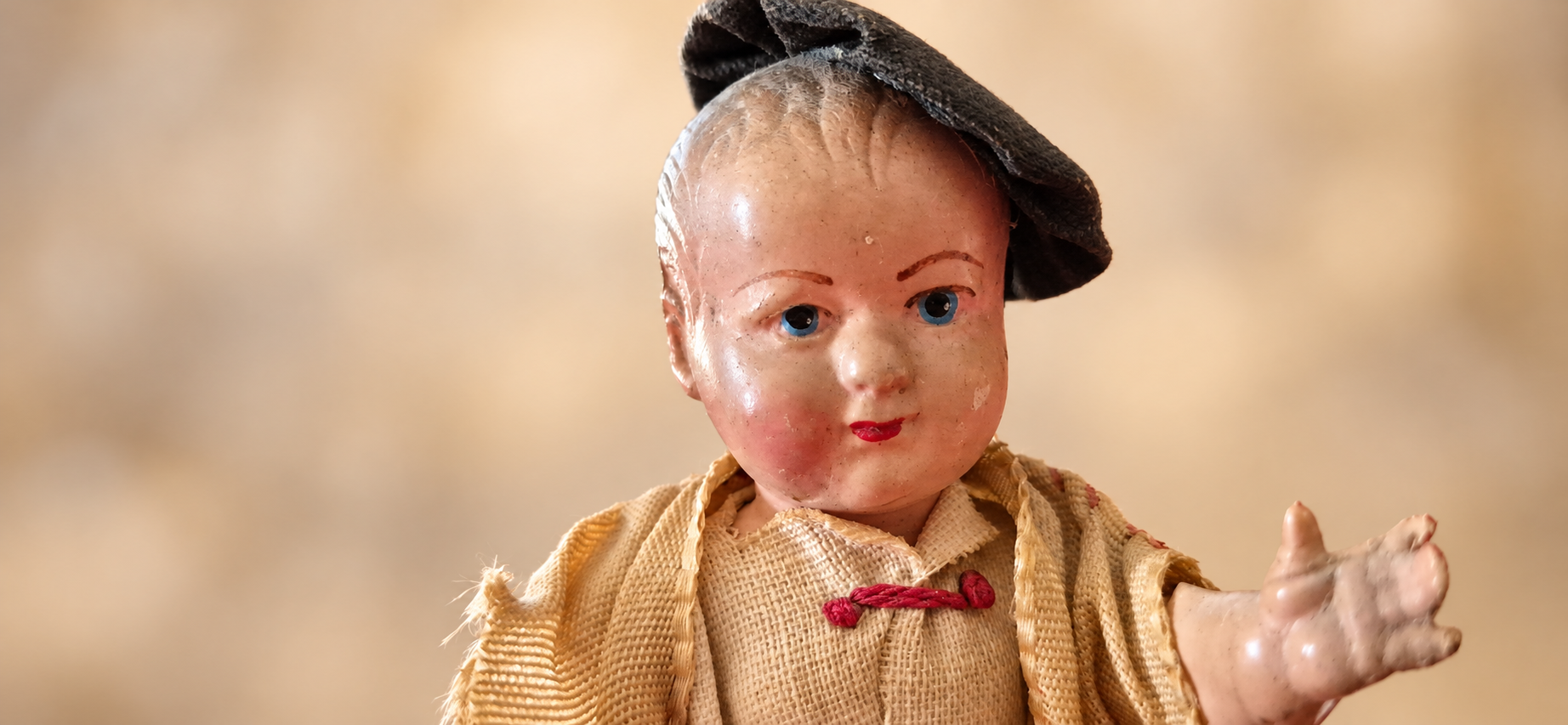 Petit Basque attribué à Petitcollin — souvenir de Véronique — Portrait du petit personnage : yeux bleus peints, béret noir et main levée — vue 2.