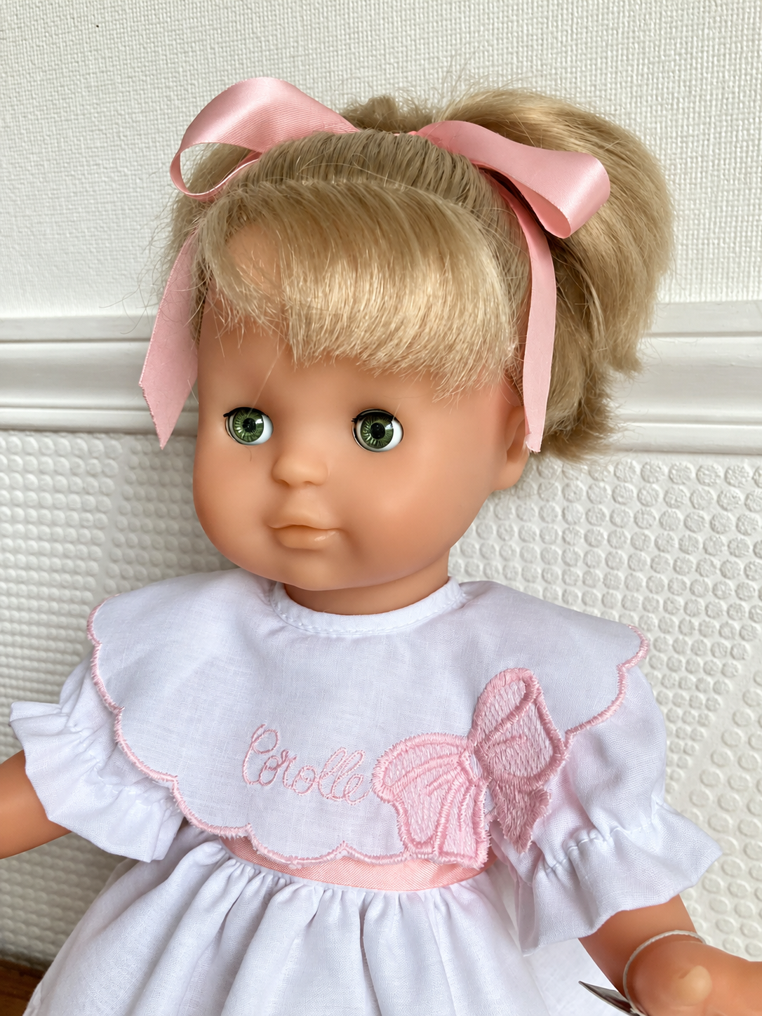 Poupée blonde en robe Corolle — collection de Dominique — Portrait et broderie Corolle sur la robe — vue 3.