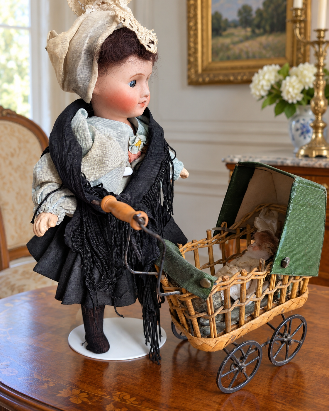 Mignonnettes anciennes : scènes et mobilier miniature — collection de Mireille (3/3) — Poupée au châle noir à franges près d’une voiture d’enfant tressée à capote verte, contenant une petite poupée — vue 3.