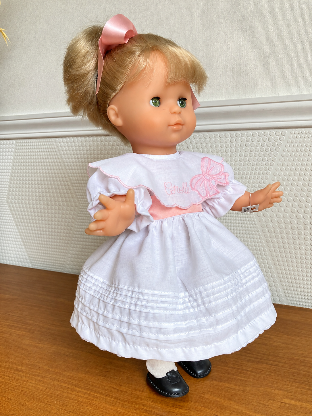 Poupée blonde en robe Corolle — collection de Dominique — Poupée blonde en robe blanche et rose, vue de trois quarts — vue 1.