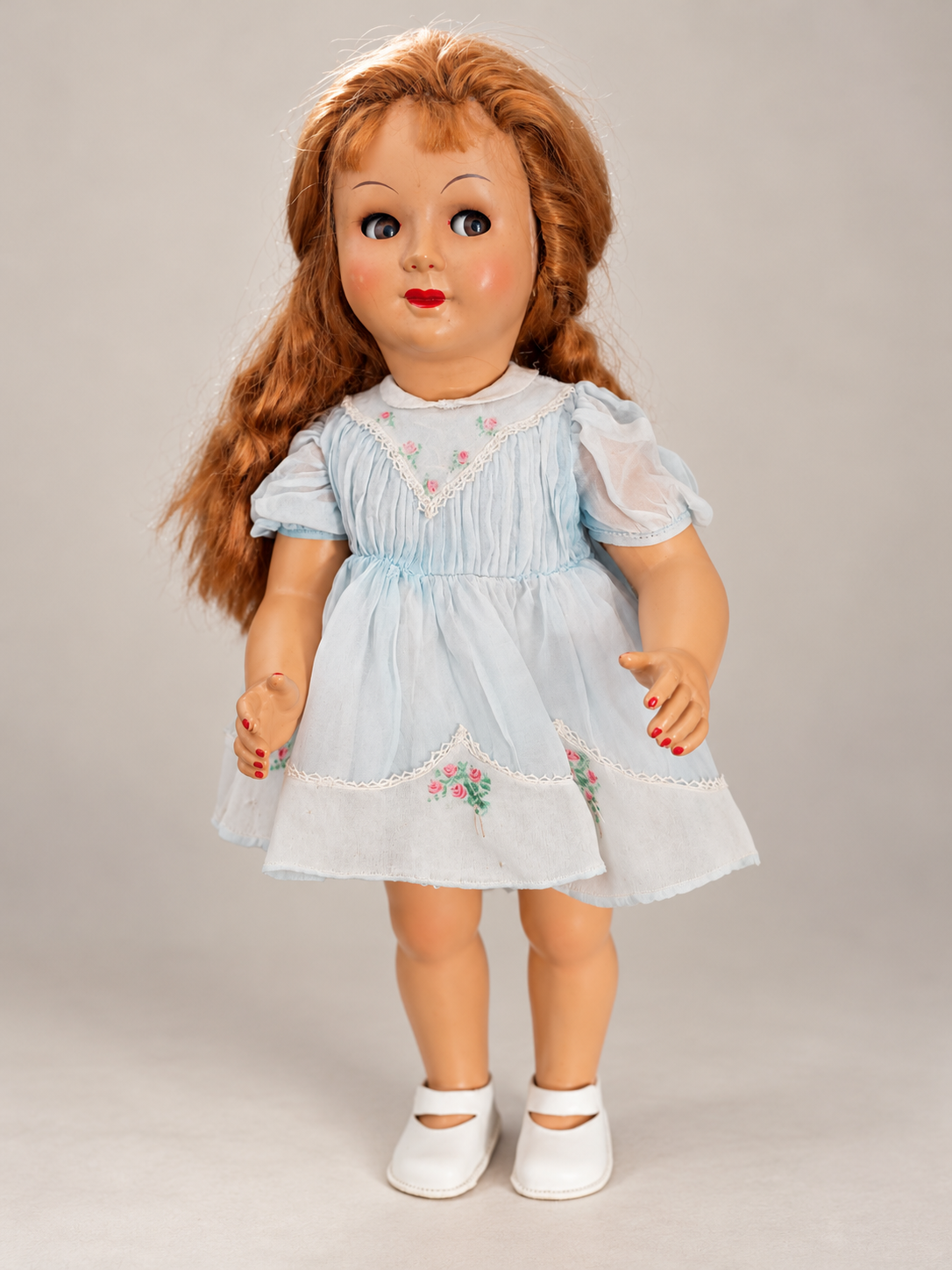 Poupée rousse aux yeux riboulants, marquée « MP 47 » — collection de Françoise — Poupée rousse de Françoise dans sa tenue bleu pâle — vue 1.