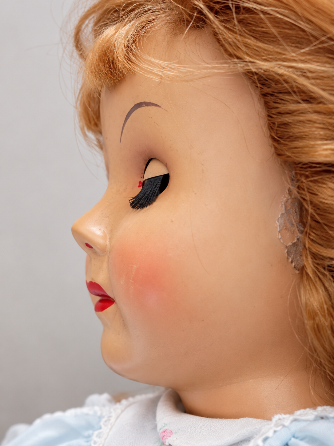 Poupée rousse aux yeux riboulants, marquée « MP 47 » — collection de Françoise — Profil de la poupée avec un œil fermé — vue 7.