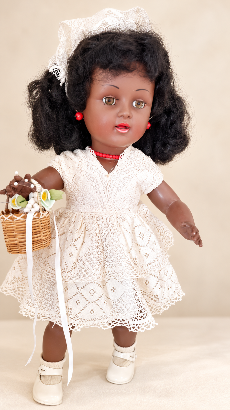 Brigitte de Raynal en robe de dentelle — collection d’Annie — Brigitte de Raynal, 49 cm, robe en dentelle et bijoux d’origine — collection d’Annie — vue 1.