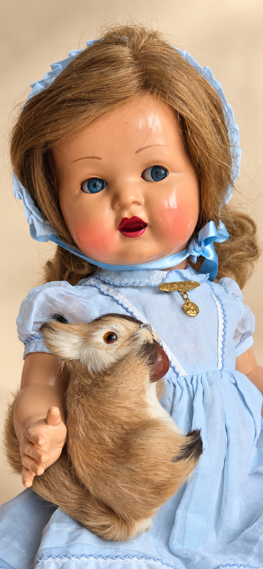 Dominique de Raynal, 1954 — collection d’Isabelle — Dominique de Raynal, 1954, 43 cm, en robe et bonnet de style — collection d’Isabelle — vue 1.