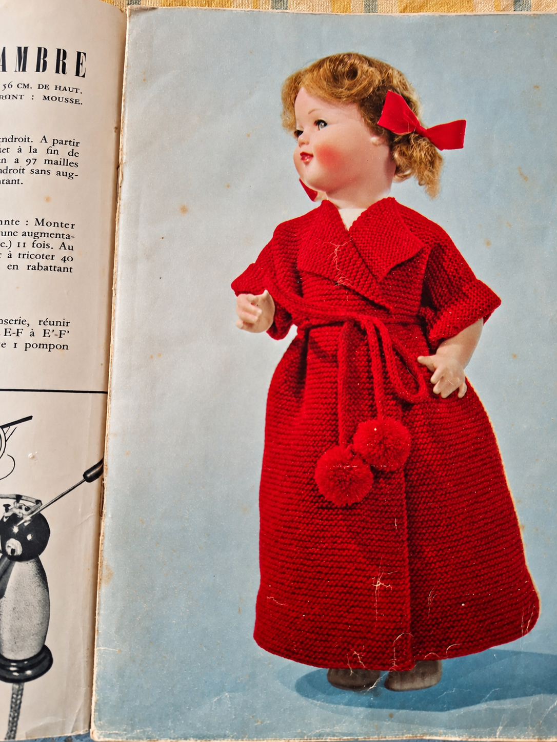 Je tricote… : brochure de 1951 avec une poupée Raynal — collection de Régine — Poupée Raynal en robe de chambre rouge — vue 4.