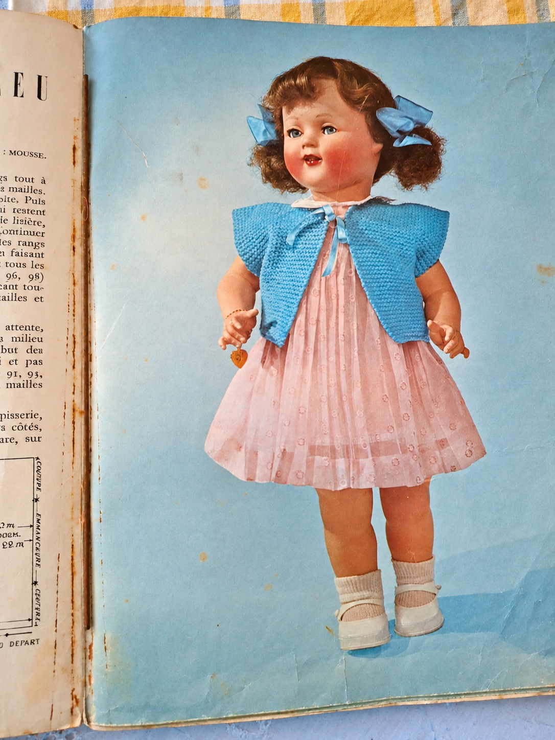 Je tricote… : brochure de 1951 avec une poupée Raynal — collection de Régine — Poupée Raynal portant un gilet bleu — vue 5.